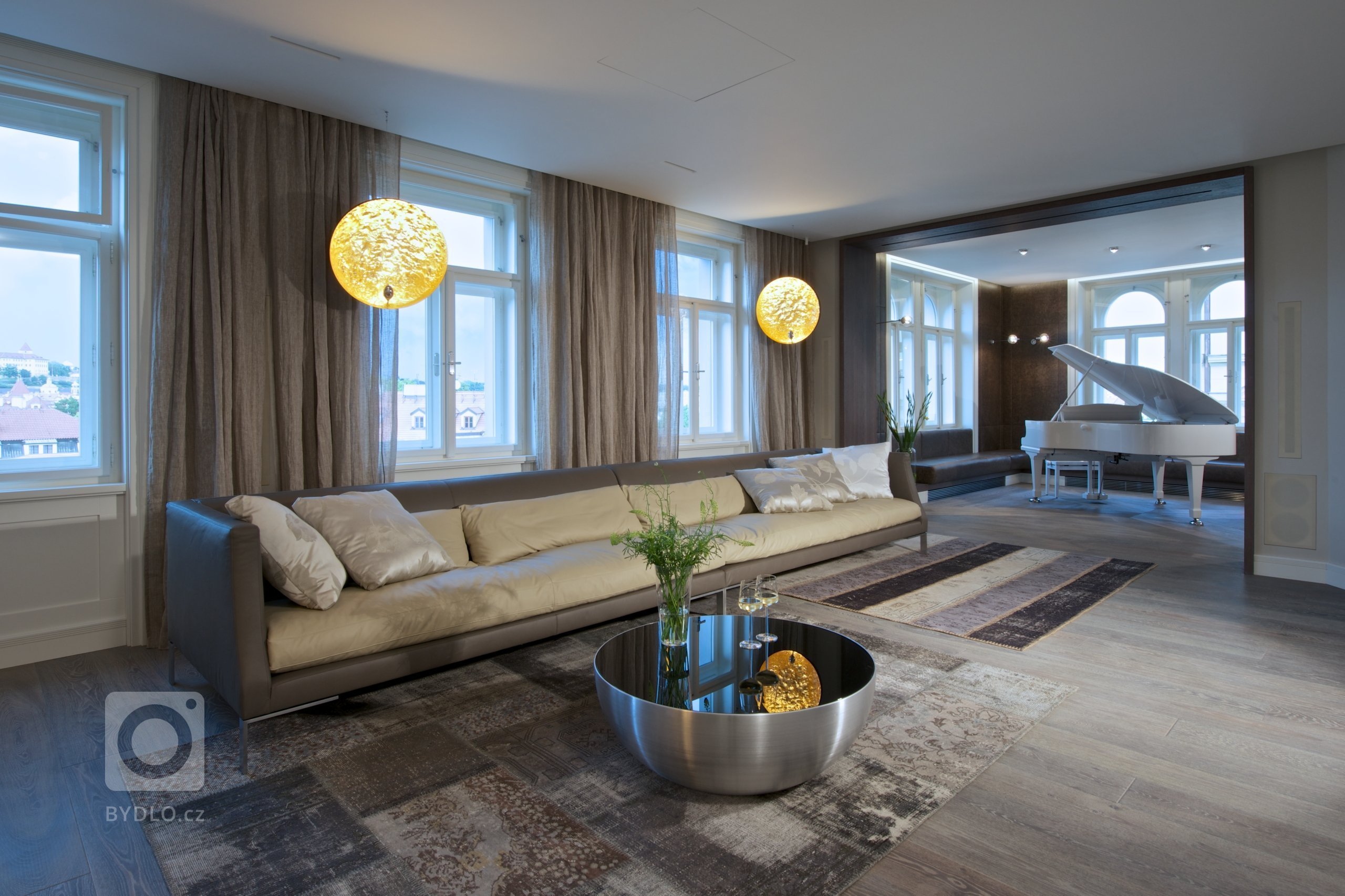 Za zdmi jednoho starého malostranského domu&nbsp;září nový byt zcela naplňující současné potřeby mladého manželského páru s dětmi a zároveň pokorně následující…