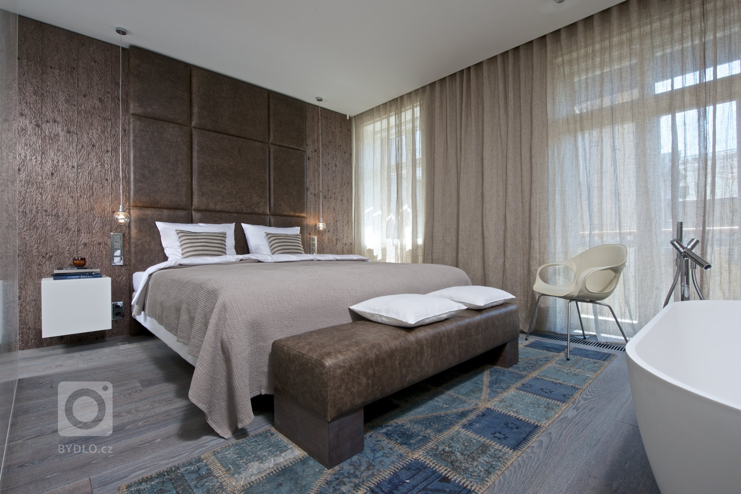 Za zdmi jednoho starého malostranského domu&nbsp;září nový byt zcela naplňující současné potřeby mladého manželského páru s dětmi a zároveň pokorně následující…