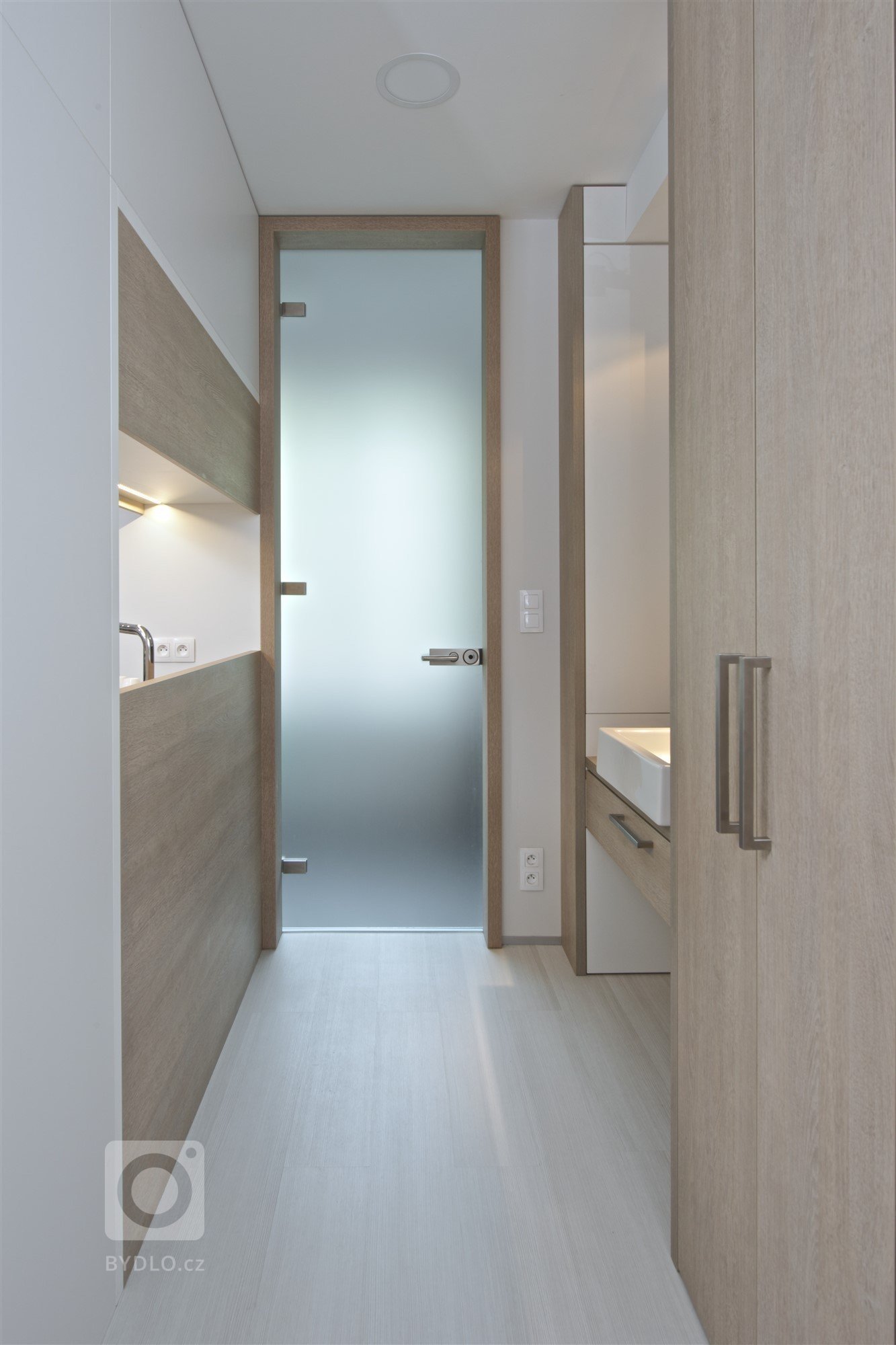 
Mladý pár si koupil svůj první byt, a to v&nbsp;pěkné rezidenční čtvrti v&nbsp;blízkosti centra Brna. Jednalo se o&nbsp;jednotku s&nbsp;dispozicí 2+kk v&nbsp…