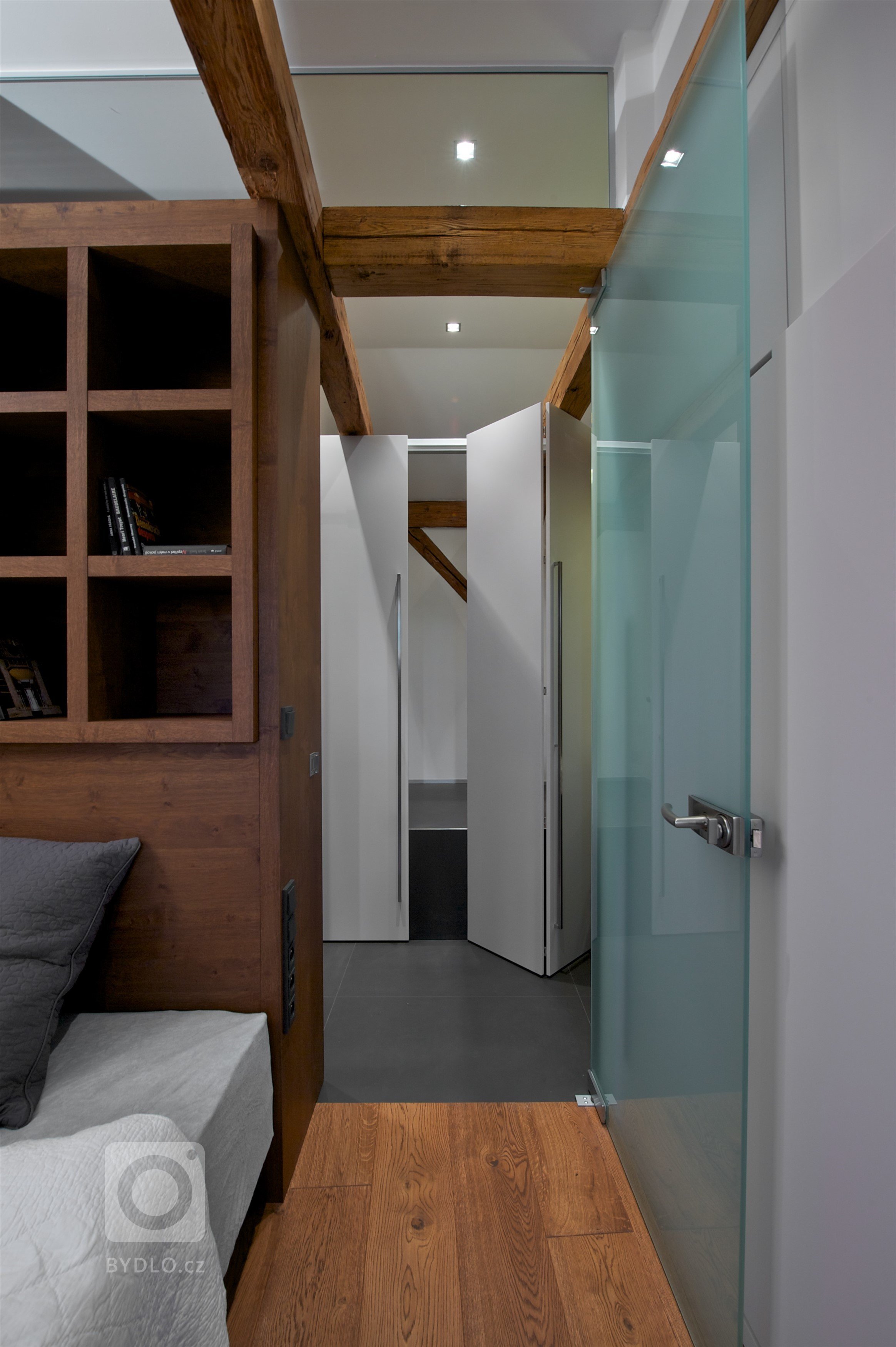 Byt pro mladý pár, Čecha a Američanku, vznikl v&nbsp;rámci komplexní rekonstrukce historického domu. Nevyužívaný půdní prostor skýtal možnost vestavby malého,…