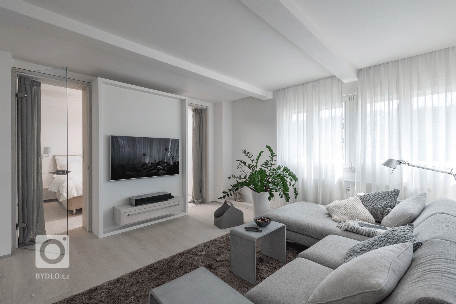 Z&nbsp;bývalé &ndash; velmi zdevastované &ndash; prádelny pod střechou prvorepublikového domu vznikl malý byt pro časté cesty manželského páru do Prahy. Místo…