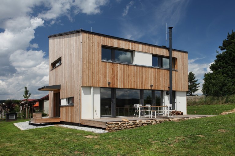 Domesi Concept House 2&nbsp;v&nbsp;Budíkově&nbsp;je postaven v&nbsp;pasivním standardu&nbsp;s použitím stavební&nbsp;technologie masivních dřevěných panelů…