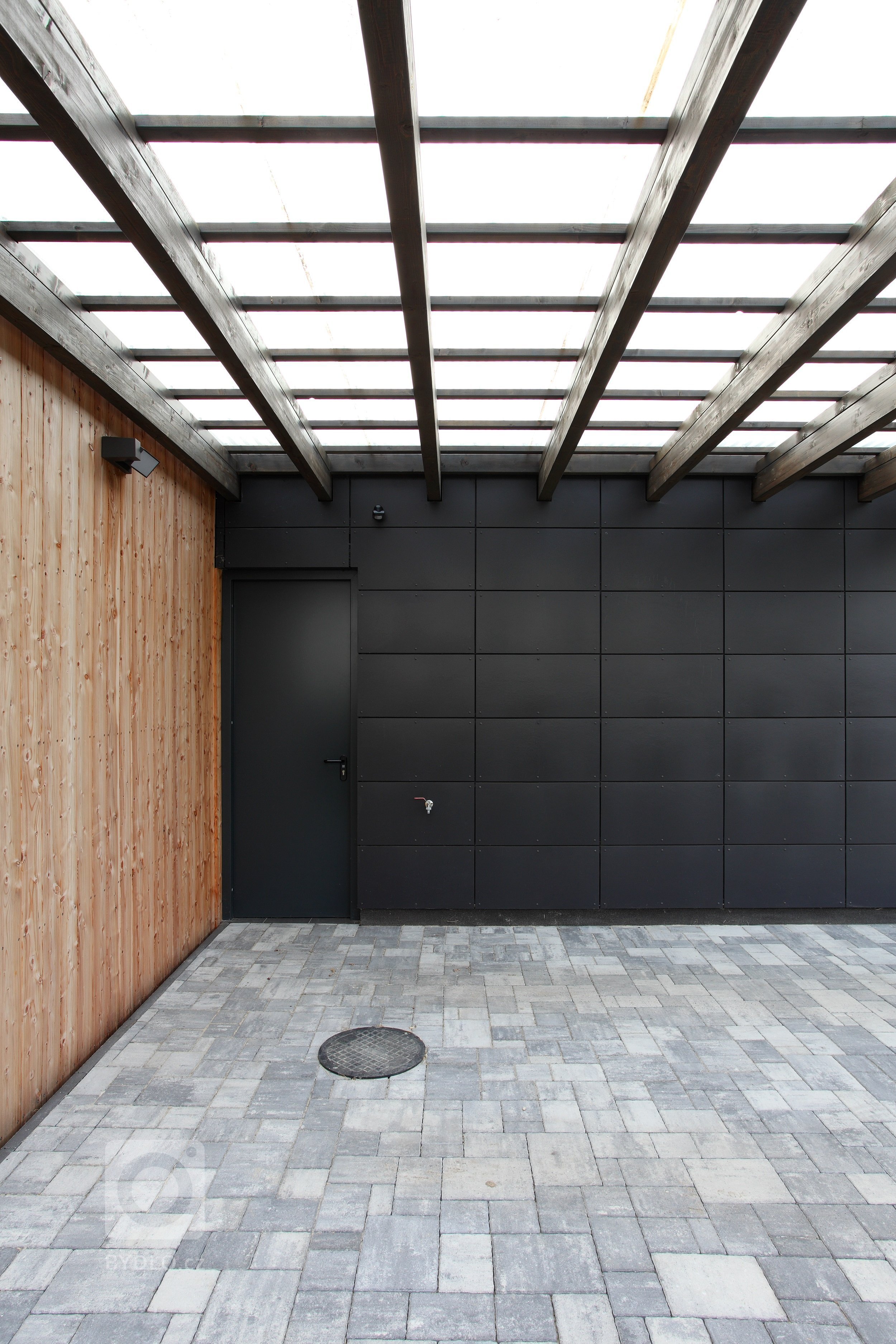 Moderní městský dům v pražské čtvrti Újezd nad Lesy je domovem mladé čtyřčlenné rodiny se dvěma malými dětmi. Investoři měli o svém bydlení od začátku jasnou…