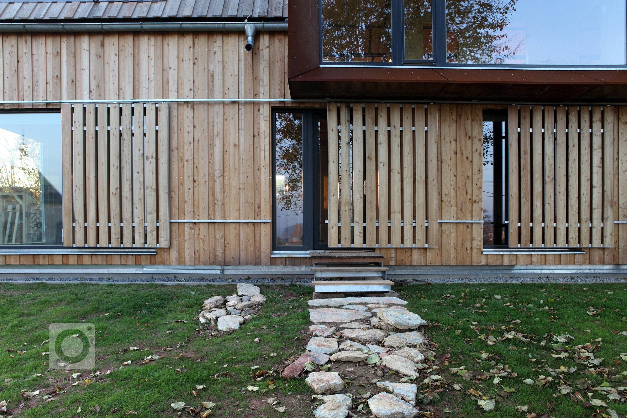 Pozemek pro stavbu rodinného domu v&nbsp;Jizerských horách je mírně svažitý směrem k&nbsp;východu. Na pozemku stojí dvě vzrostlé lípy a směrem k&nbsp;západu…