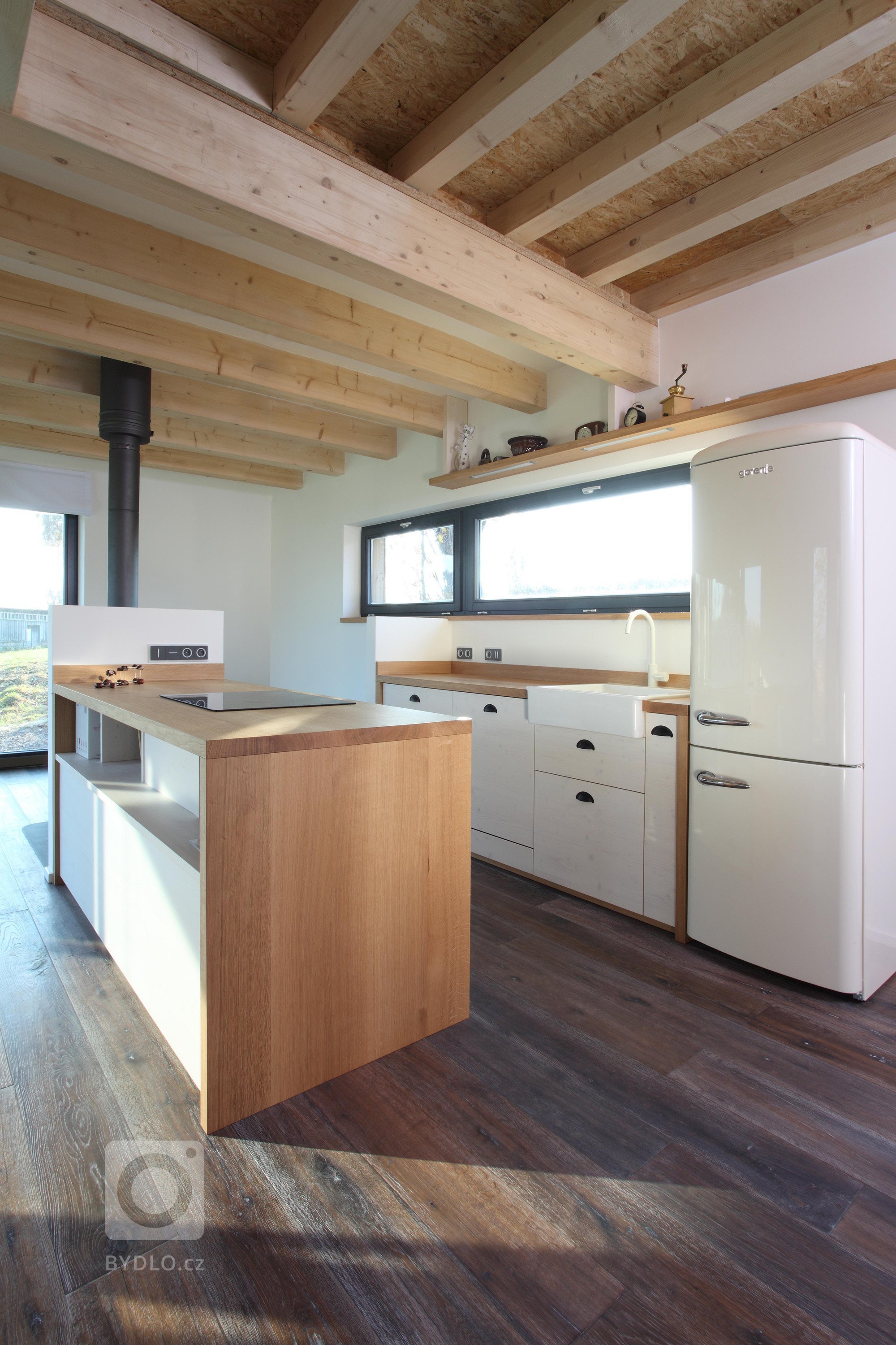 Pozemek pro stavbu rodinného domu v&nbsp;Jizerských horách je mírně svažitý směrem k&nbsp;východu. Na pozemku stojí dvě vzrostlé lípy a směrem k&nbsp;západu…