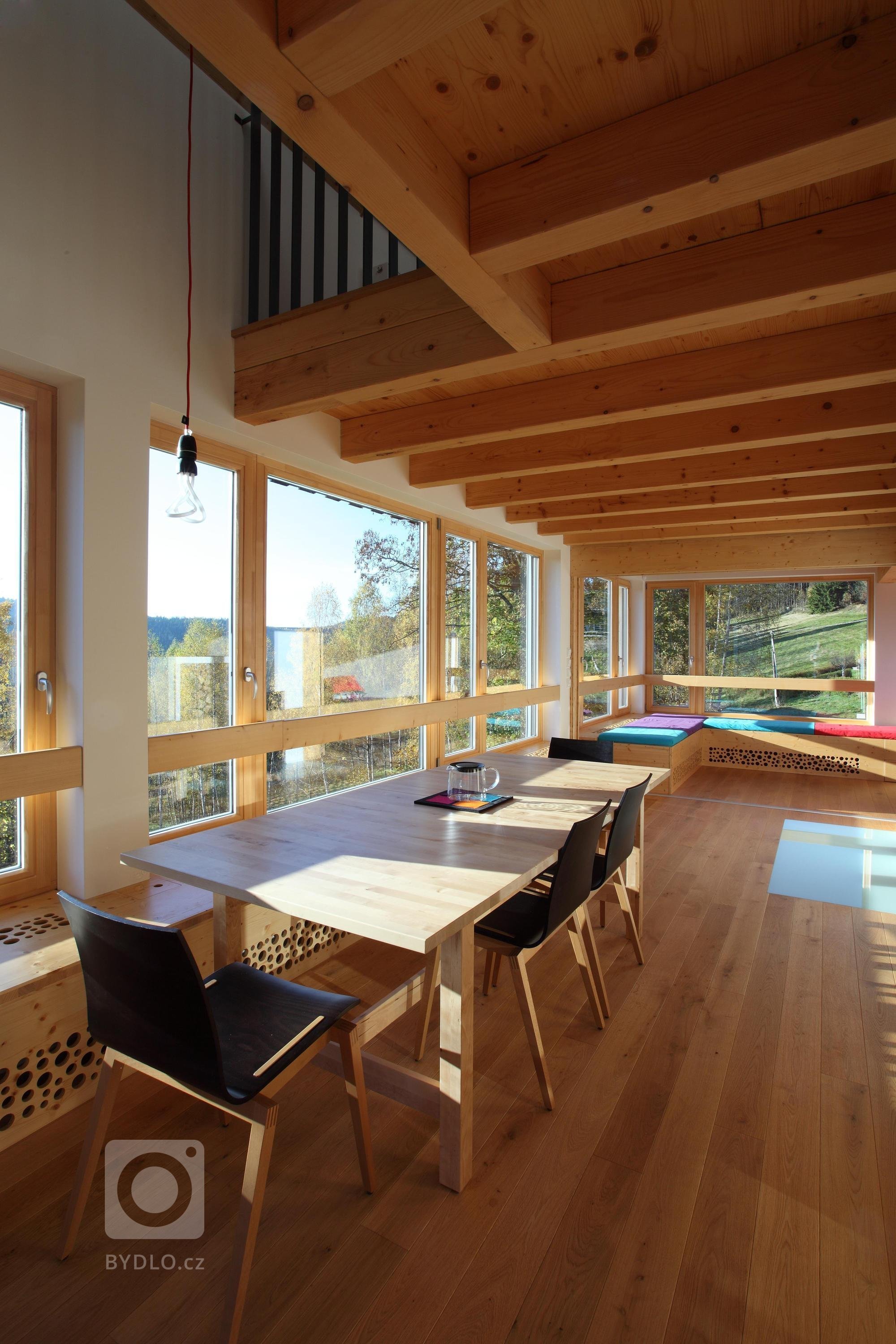 Tento dům vychází z původní architektury jednoduchých, půdorysně obdélných chalup se sedlovou střechou, které jsou všude kolem rozeseté rovnoběžně s&nbsp…