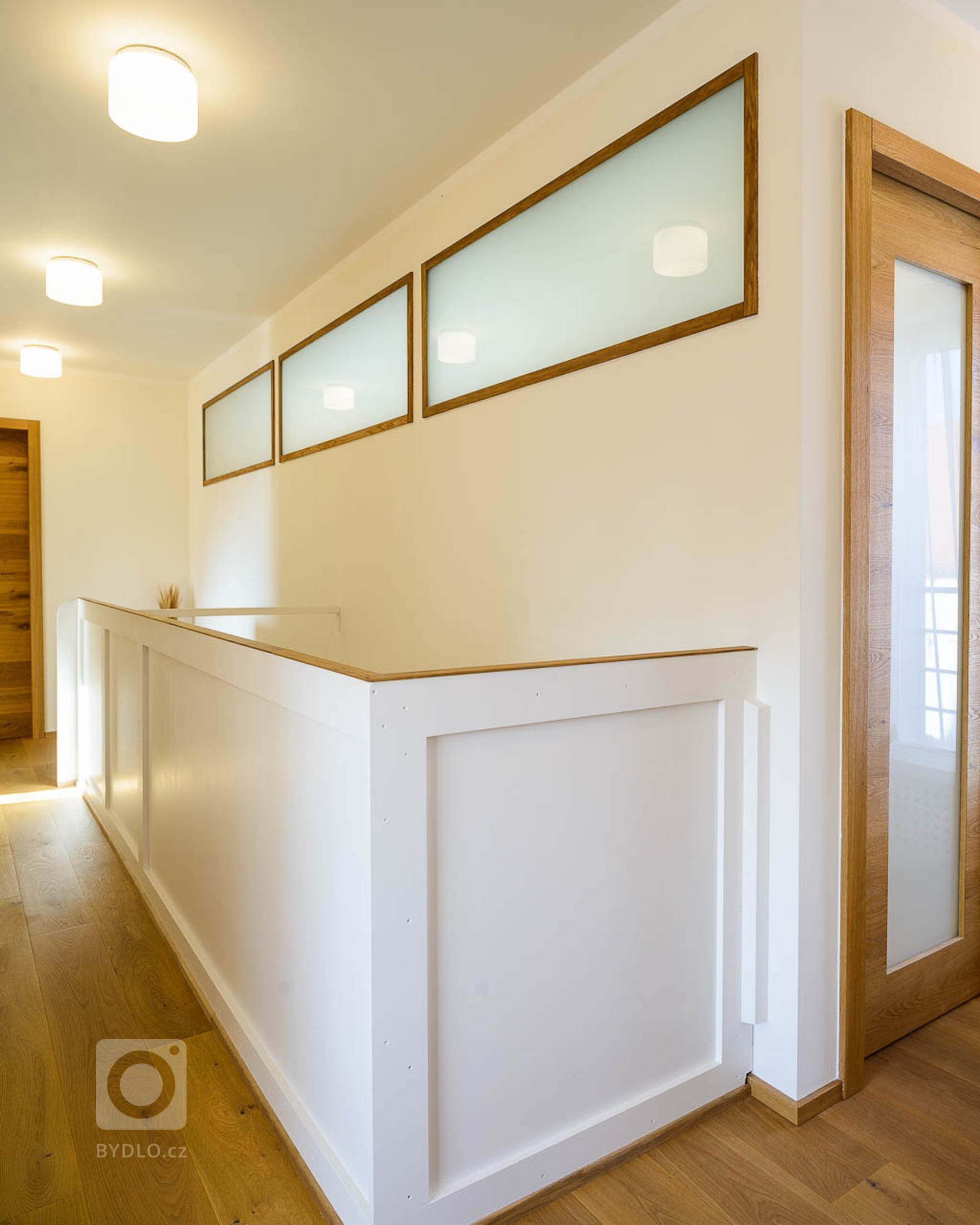 Moderní dřevostavba&nbsp;v&nbsp;pasivním standardu&nbsp;pro mladou rodinu, citlivě zasazená do stávající zástavby historické obce na okraji Prahy, složena ze…