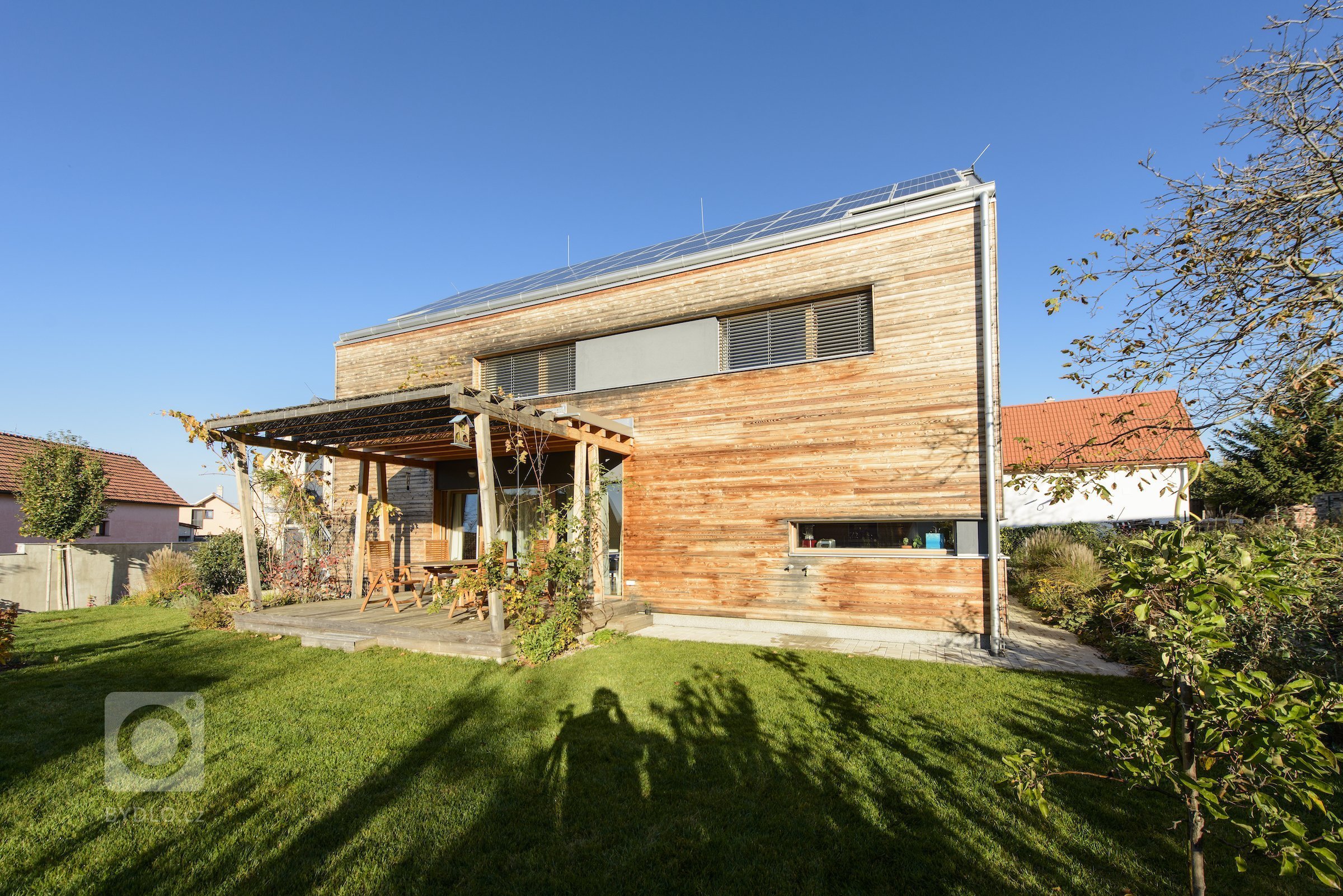 Moderní dřevostavba&nbsp;v&nbsp;pasivním standardu&nbsp;pro mladou rodinu, citlivě zasazená do stávající zástavby historické obce na okraji Prahy, složena ze…