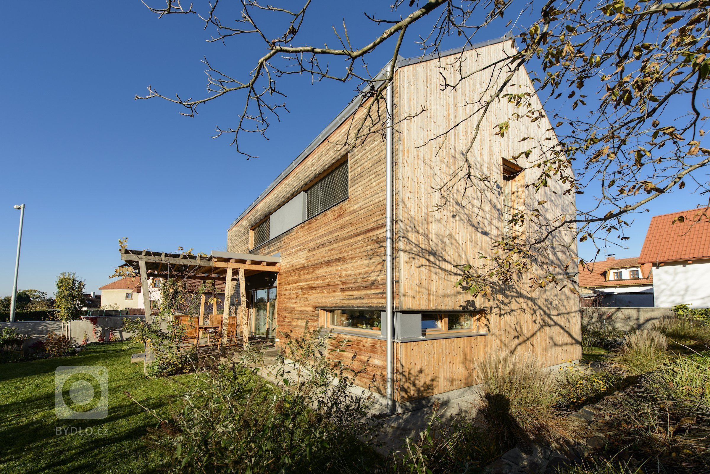 Moderní dřevostavba&nbsp;v&nbsp;pasivním standardu&nbsp;pro mladou rodinu, citlivě zasazená do stávající zástavby historické obce na okraji Prahy, složena ze…