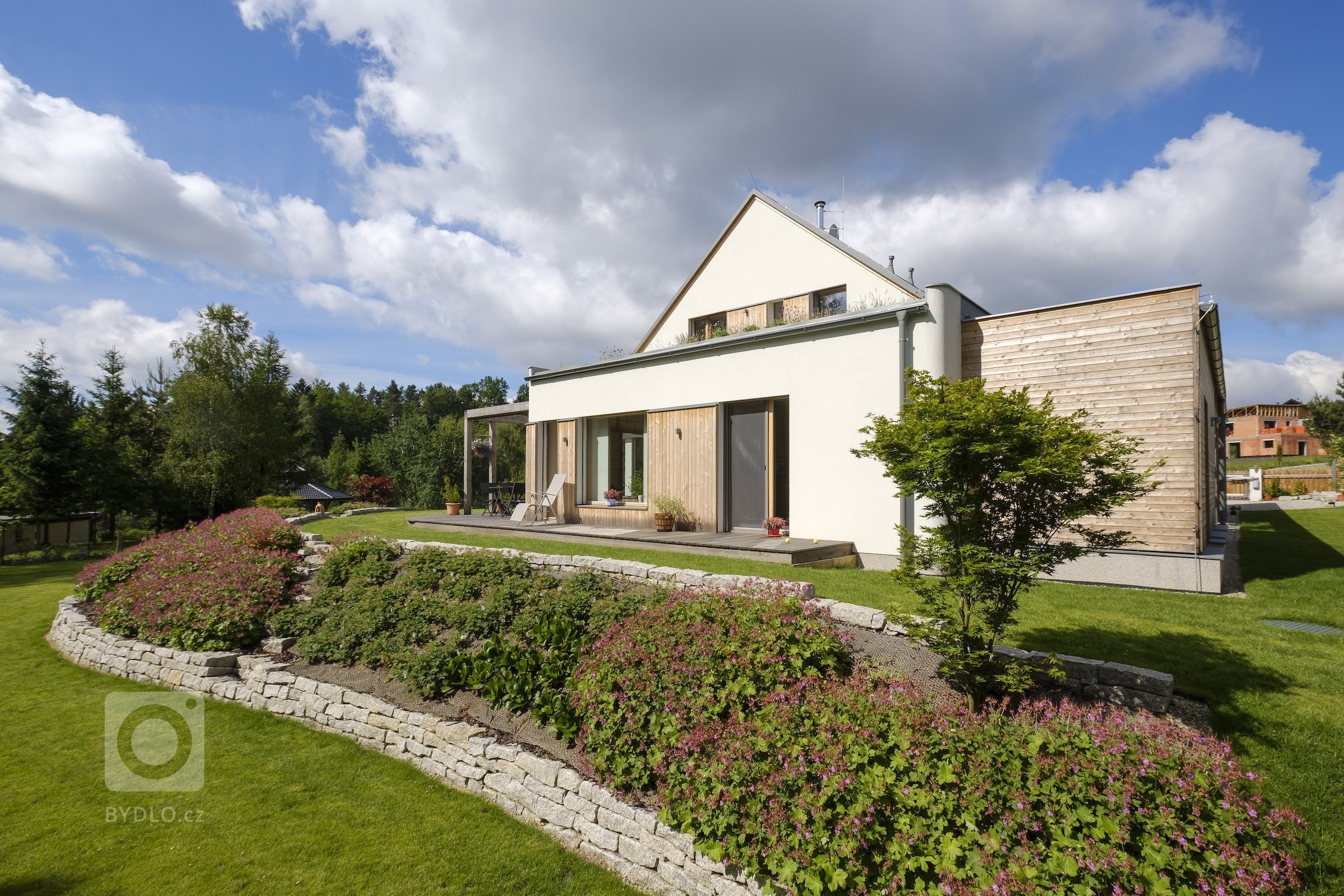 Koncepce rodinného domu s&nbsp;permakulturní zahradou pro japonsko-český manželský pár je vedena snahou o&nbsp;jednoduché, funkční a kultivované řešení, které…