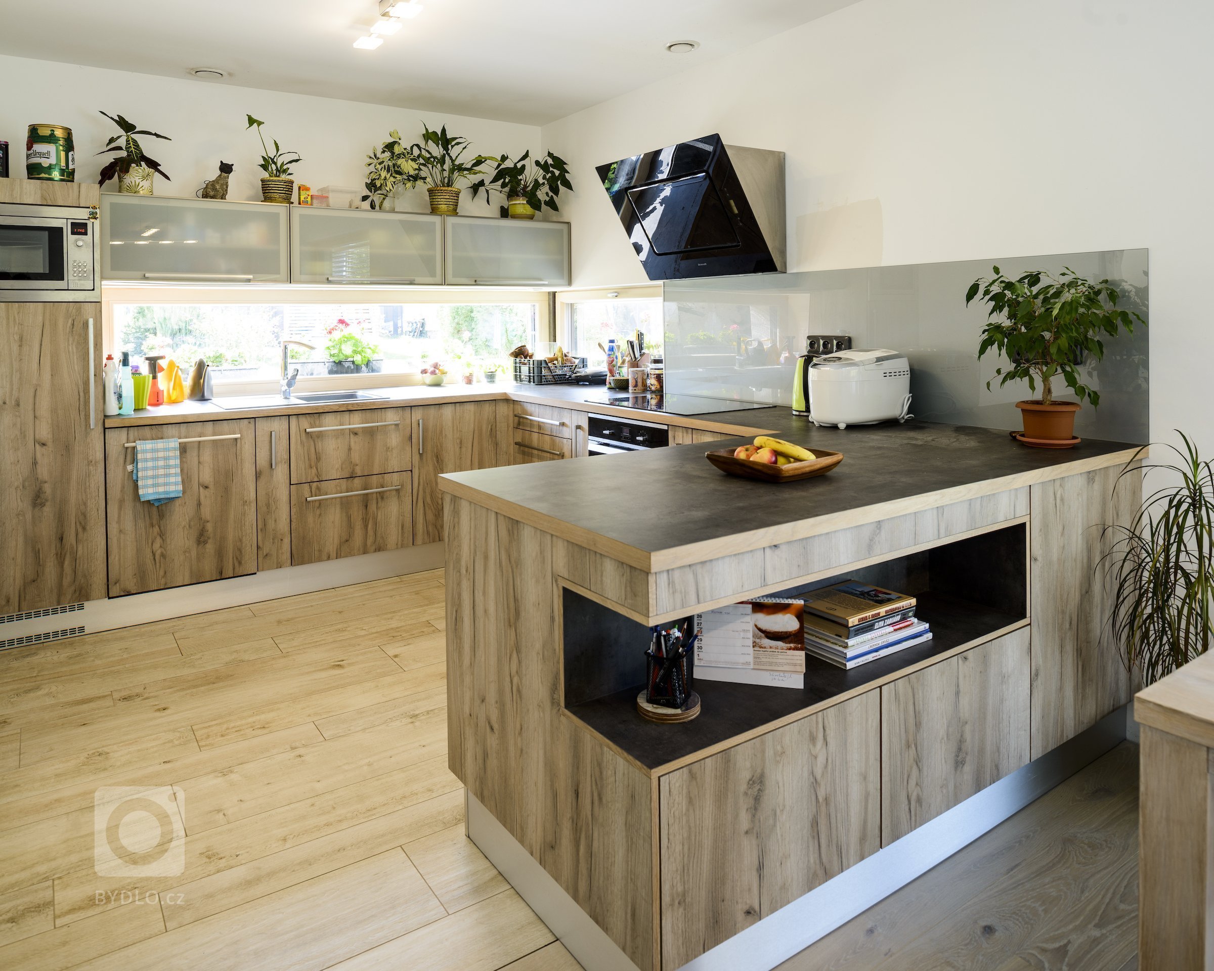 Rodinný dům s přízemím a obytným podkrovím pro manželský pár se dvěma menšími dětmi. Jedná se o moderní skeletovou dřevostavbu s difúzně otevřenou skladbou…