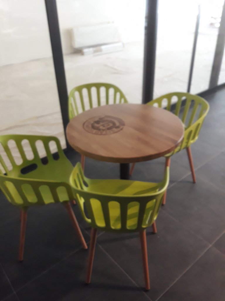 Vybavení restaurace stoly s kovovou podnoží , závěsné houpačky s kulatým stolem&nbsp; , obklad prodejního pultu , kyvné dveře do zázemí prodejny , lavice s…