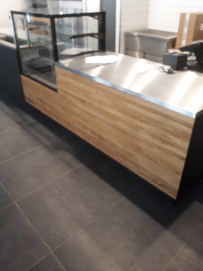Vybavení restaurace stoly s kovovou podnoží , závěsné houpačky s kulatým stolem&nbsp; , obklad prodejního pultu , kyvné dveře do zázemí prodejny , lavice s…