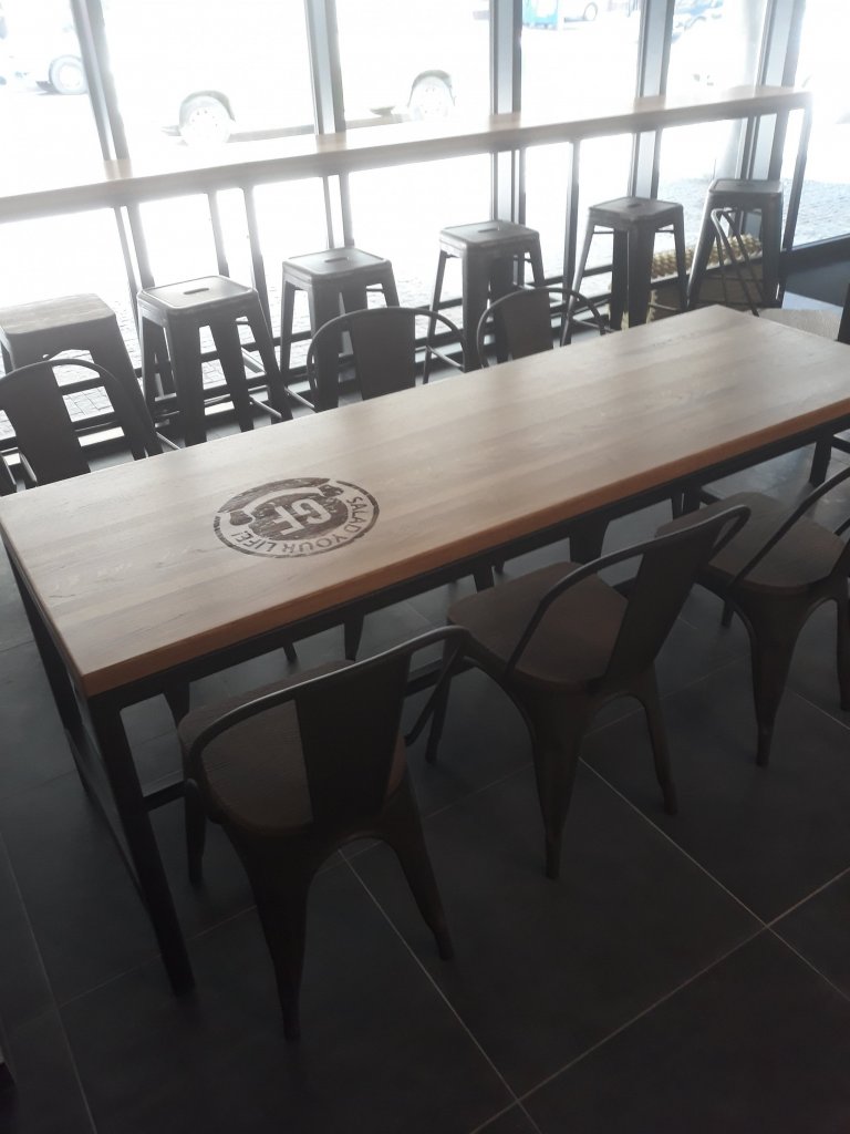 Vybavení restaurace stoly s kovovou podnoží , závěsné houpačky s kulatým stolem&nbsp; , obklad prodejního pultu , kyvné dveře do zázemí prodejny , lavice s…