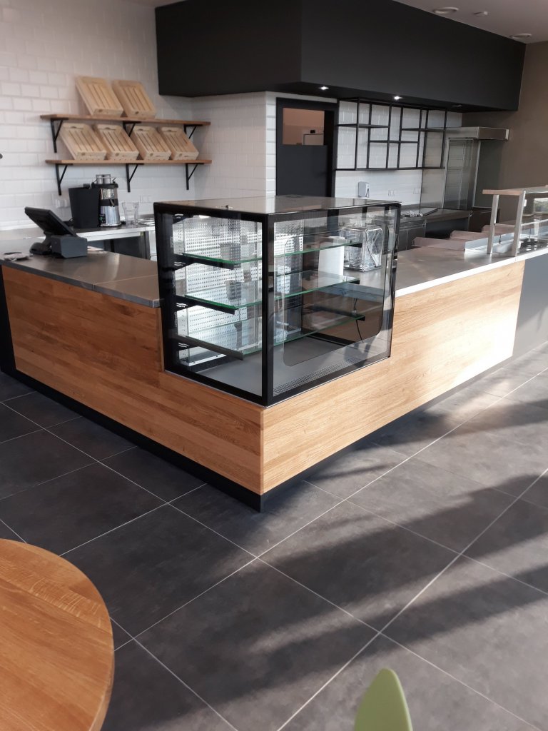 Vybavení restaurace stoly s kovovou podnoží , závěsné houpačky s kulatým stolem&nbsp; , obklad prodejního pultu , kyvné dveře do zázemí prodejny , lavice s…
