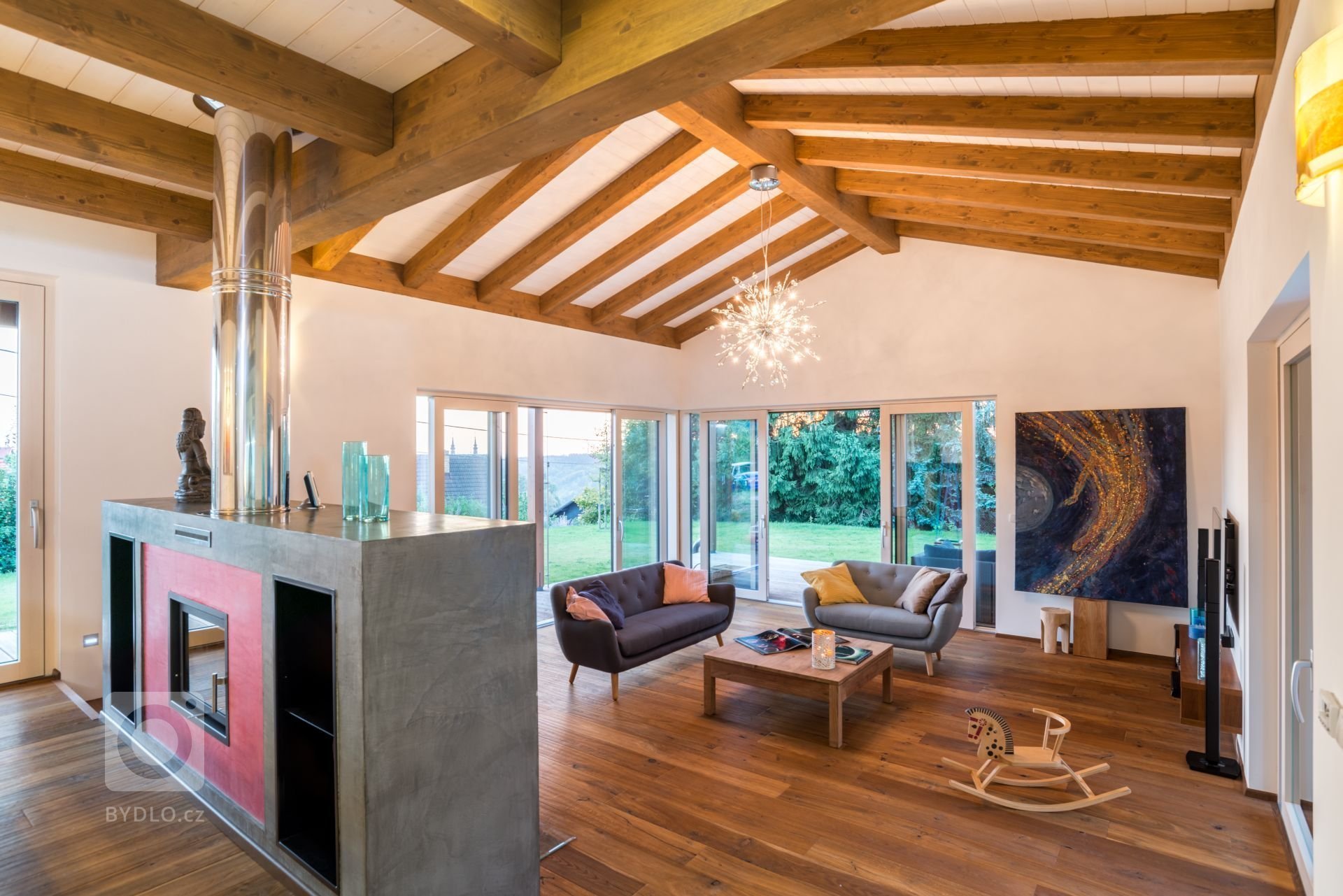 Jedná se o dvoupodlažní objekt rodinného domu s využitelným podkrovím, garáží a zahradním skladem. Dům je určen k trvalému bydlení pětičlenné rodiny.

Jádro…