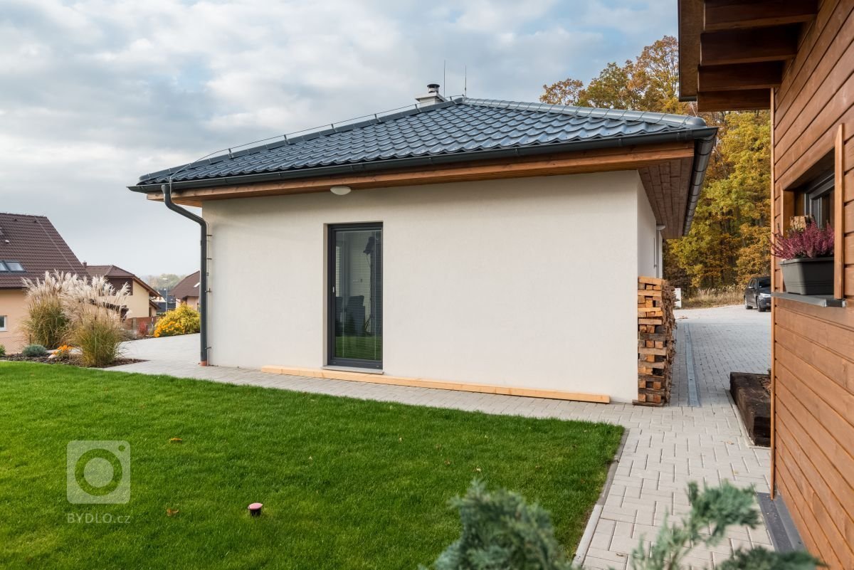 Bungalov&nbsp;MS 04&nbsp;o dispozici 4+kk a užitné ploše 91 m2&nbsp;je postaven na svažitém pozemku s&nbsp;výhodnou orientací ke světovým stranám, kde je…