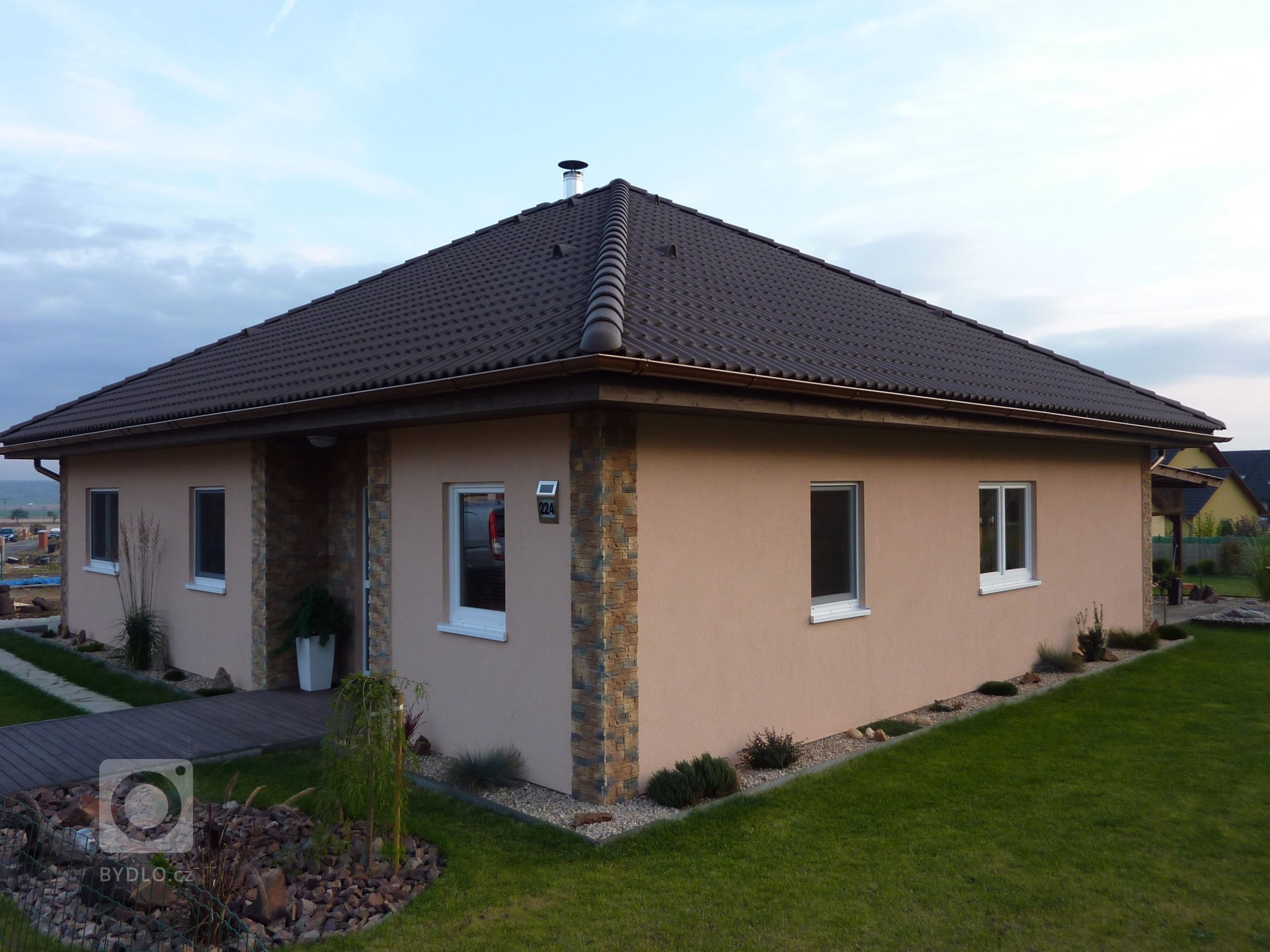 Bungalov&nbsp;MS 07&nbsp;postavený na rovinatém pozemku má dispozici 4+kk + garáž a jeho užitná plocha včetně garáže činí 126 m2. Typ MS 07 je větší dům s&nbsp…