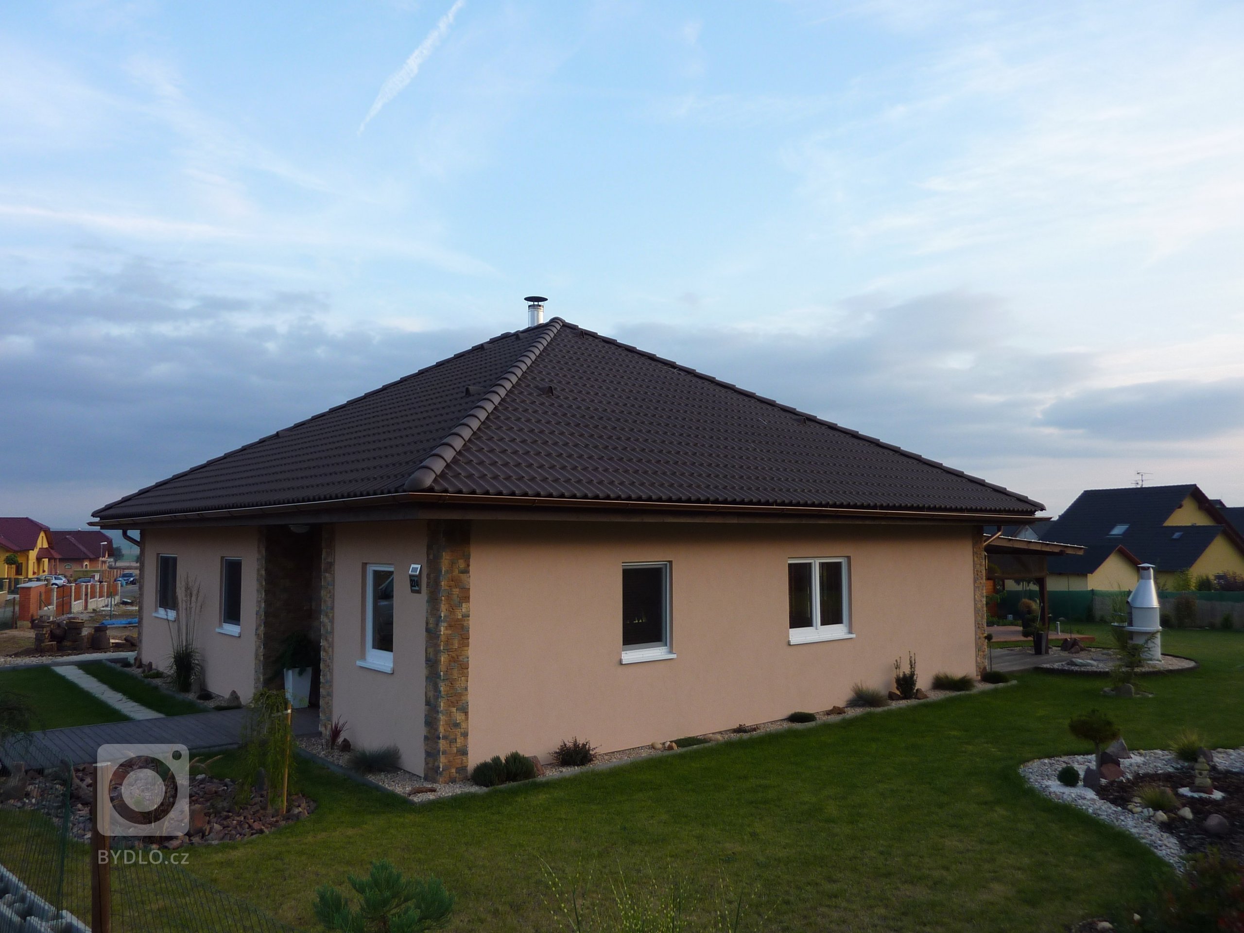 Bungalov&nbsp;MS 07&nbsp;postavený na rovinatém pozemku má dispozici 4+kk + garáž a jeho užitná plocha včetně garáže činí 126 m2. Typ MS 07 je větší dům s&nbsp…