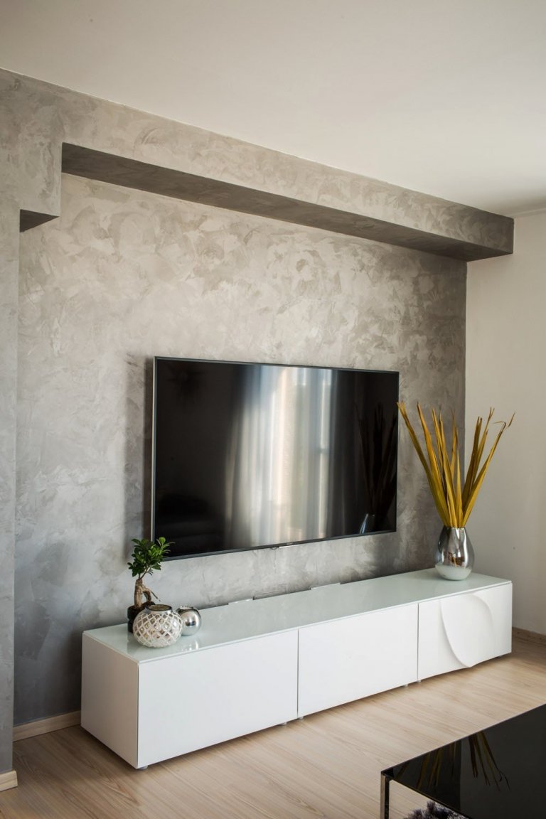 Cielom návrhu bol redizajn obývacej časti spojený s jedálňou a zádverím. Interiér je riešený v modernom minimalistickom dizajne kde prevláda sivá s bielou a…