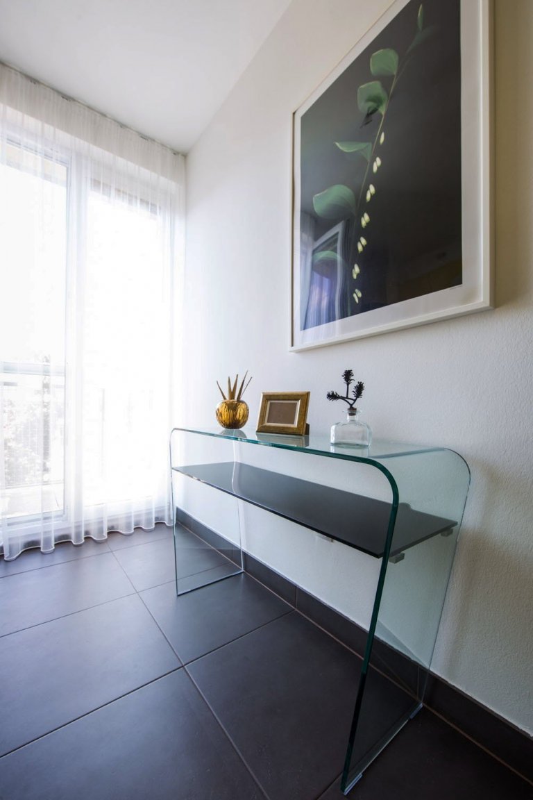 Cielom návrhu bol redizajn obývacej časti spojený s jedálňou a zádverím. Interiér je riešený v modernom minimalistickom dizajne kde prevláda sivá s bielou a…