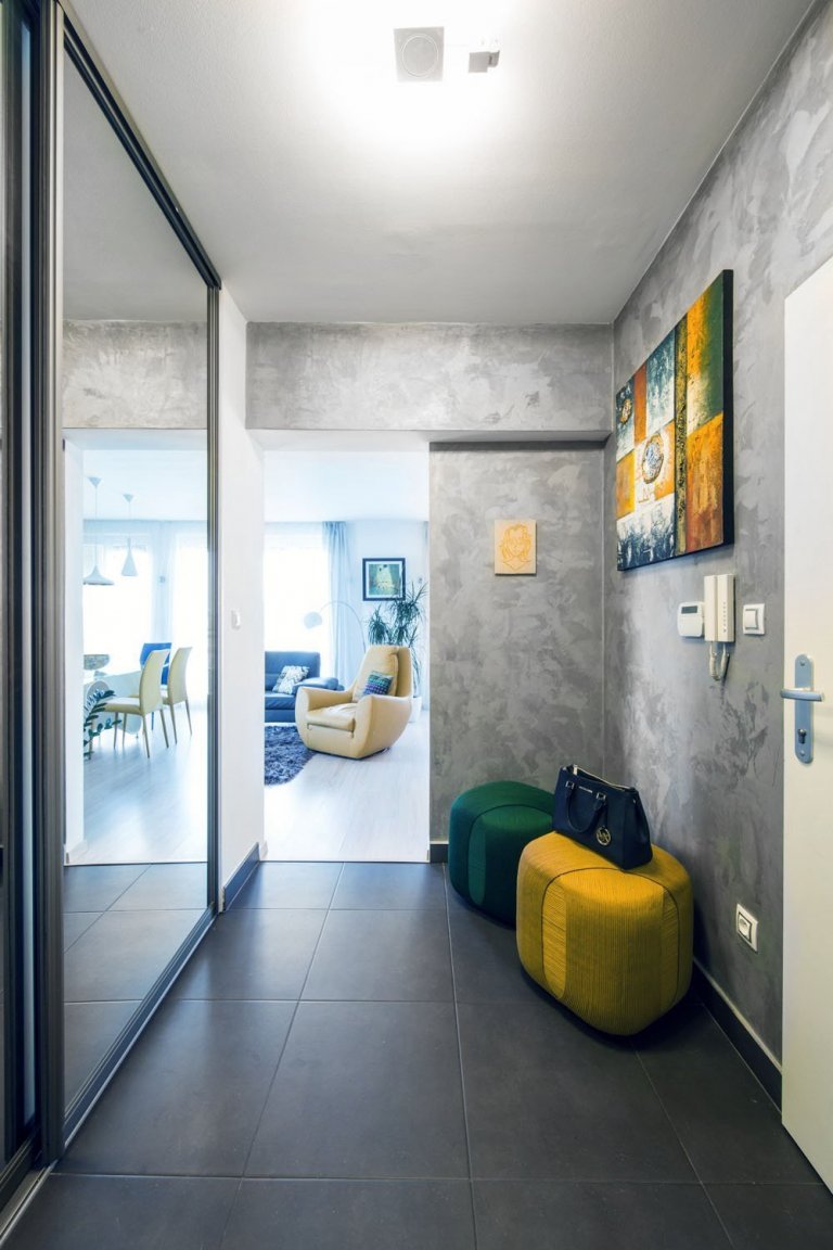 Cielom návrhu bol redizajn obývacej časti spojený s jedálňou a zádverím. Interiér je riešený v modernom minimalistickom dizajne kde prevláda sivá s bielou a…