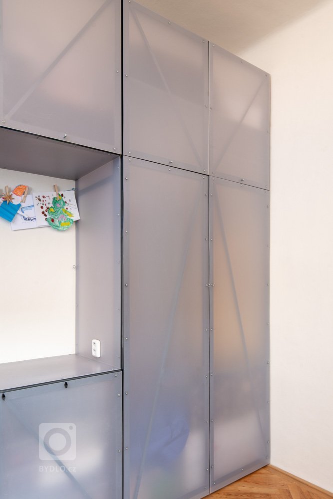 Do moderního bytu v centru Brna jsme vyráběli několik designových kovových prvků a větších konstrukcí. Vzhledem k atypickým parametrům bylo nutné navrhnout a…