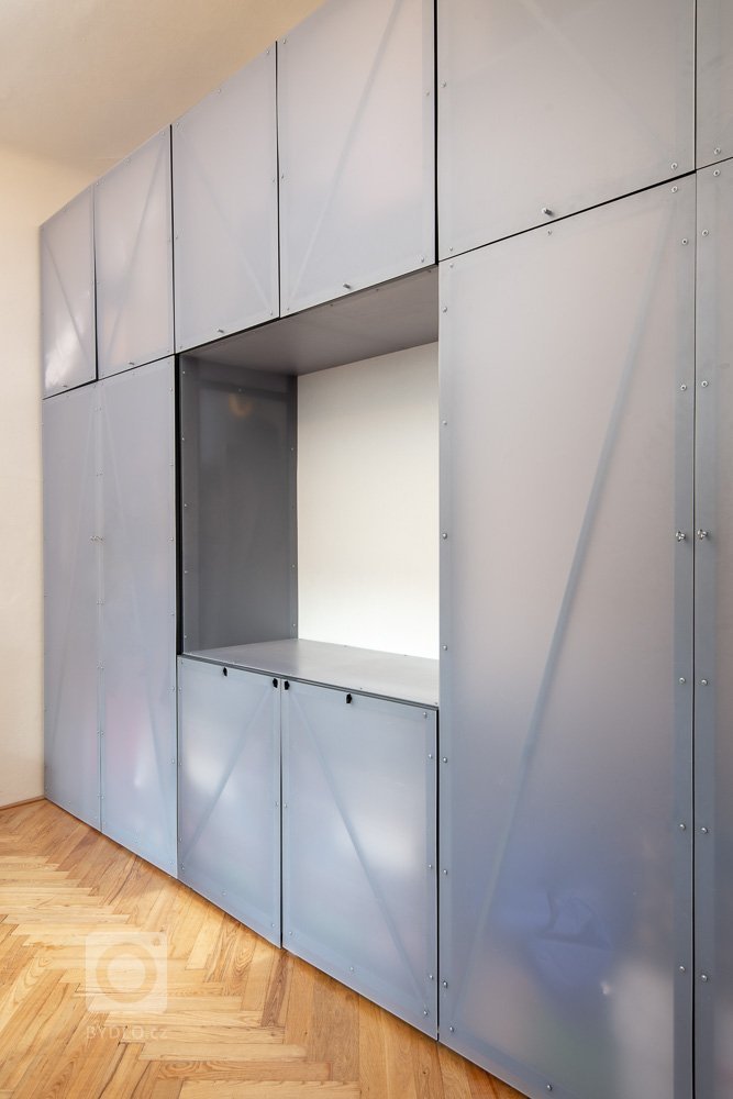 Do moderního bytu v centru Brna jsme vyráběli několik designových kovových prvků a větších konstrukcí. Vzhledem k atypickým parametrům bylo nutné navrhnout a…