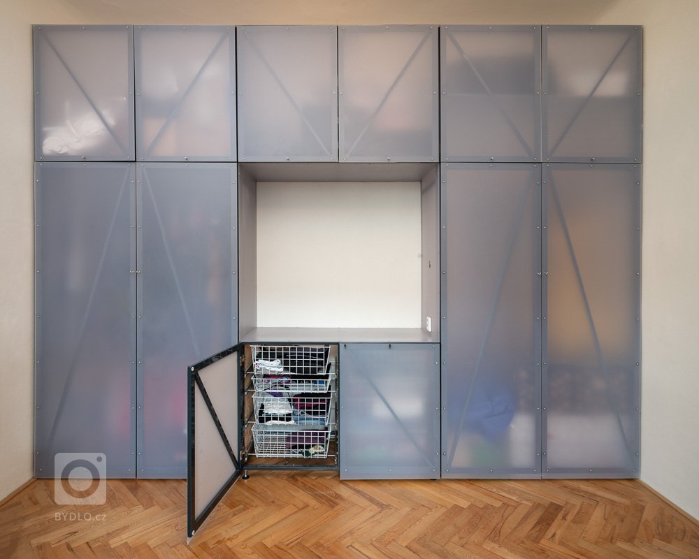 Do moderního bytu v centru Brna jsme vyráběli několik designových kovových prvků a větších konstrukcí. Vzhledem k atypickým parametrům bylo nutné navrhnout a…