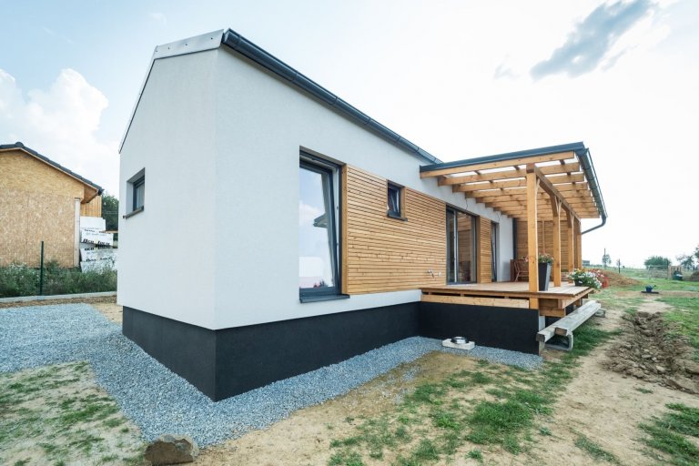 Dřevostavba EASY 48 s terasou a pergolou ve Všenicích