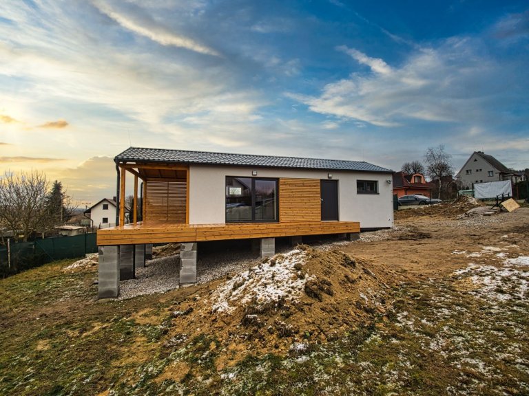 Dřevostavbu Easy 40 jsme postavili na velmi svažitém pozemku v&nbsp;Záluží, jen přes křižovatku od naší výrobní haly. Po dokončení stavby včetně terasy s&nbsp…