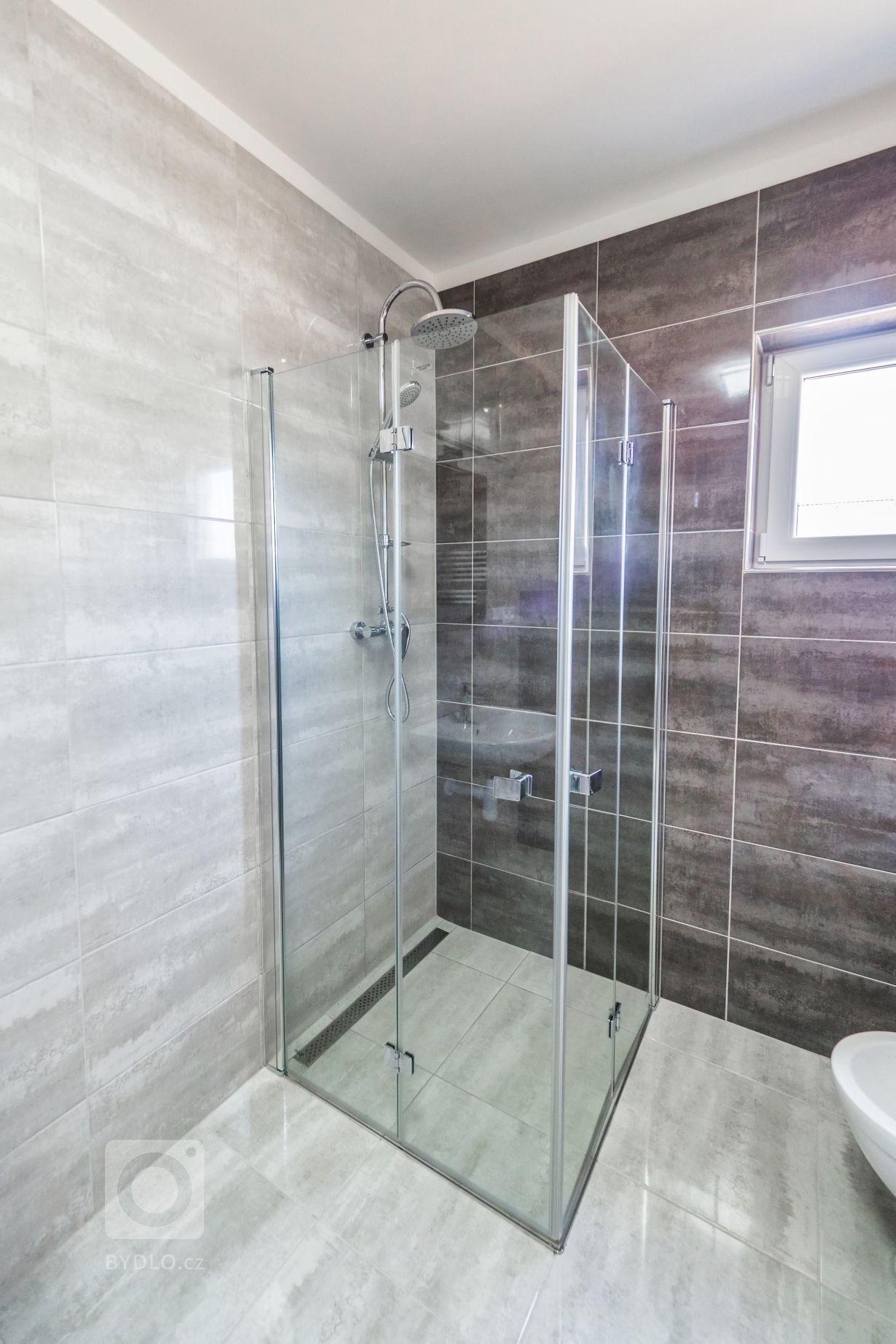 Dům vycházející z&nbsp;oblíbené dvou modulové dřevostavby Easy 48+40 o dispozici 3+kk má přístup na terasu ze všech pokojů a svým půdorysem do L poskytuje i…