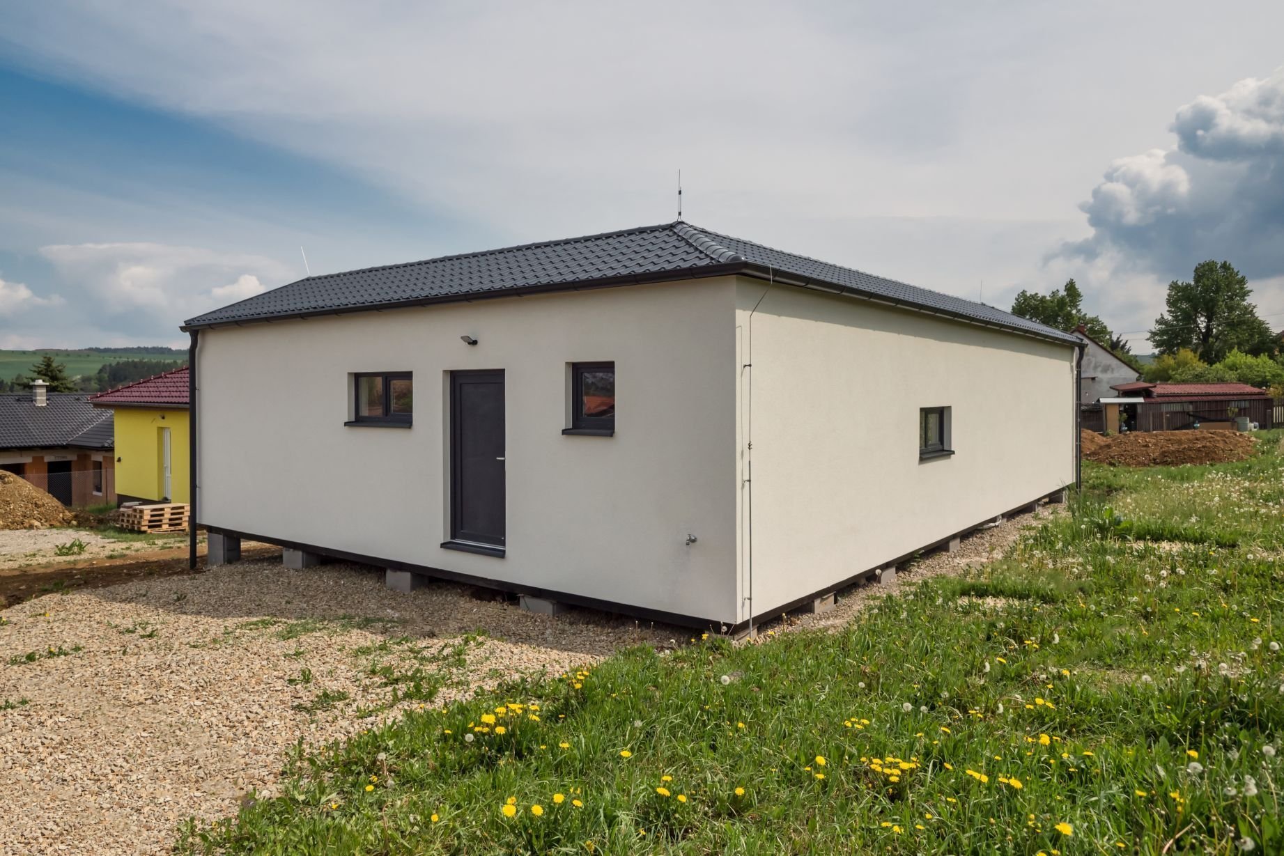 Dům vycházející z oblíbené dvou modulové dřevostavby Easy 48+40 o dispozici 3+kk má přístup na terasu ze všech pokojů a svým půdorysem do L poskytuje i…