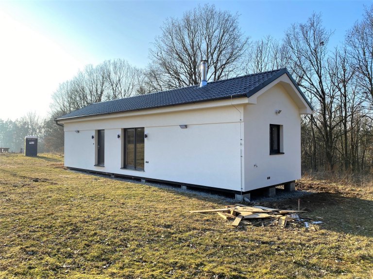 V menší obci Myslinka v okrese Plzeň &ndash; sever jsme zhotovili dřevostavbu o rozměrech 14,3x4,7m, která vznikla prodloužením a rozšířením naší typové Easy…