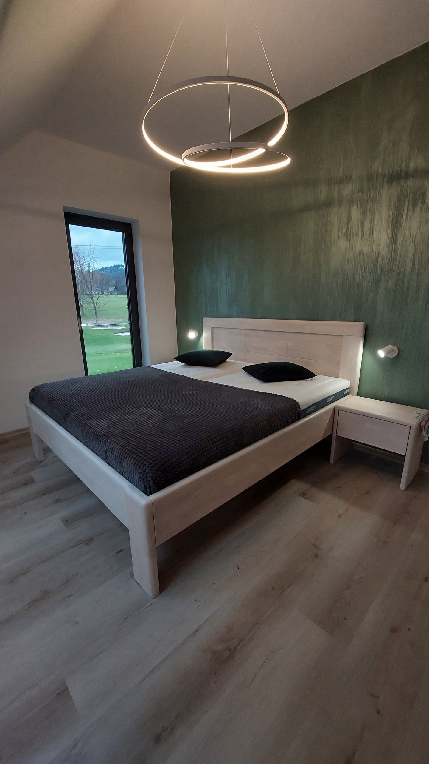 Manželská postel z masivního malajského dubu. Model GRANDE