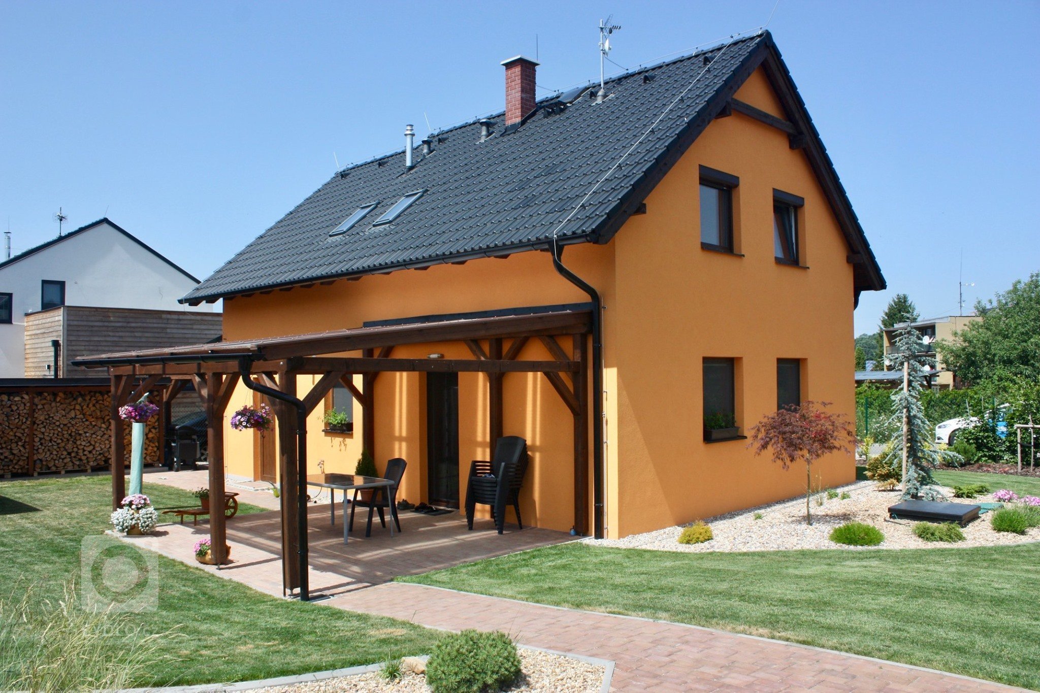 Miluška 5 je dvoupatrový dům 4+KK+G, jehož dispozici je možné si variabilně uzpůsobit a místo garáže tak například může být pokoj navíc. Užitná plocha domu je…