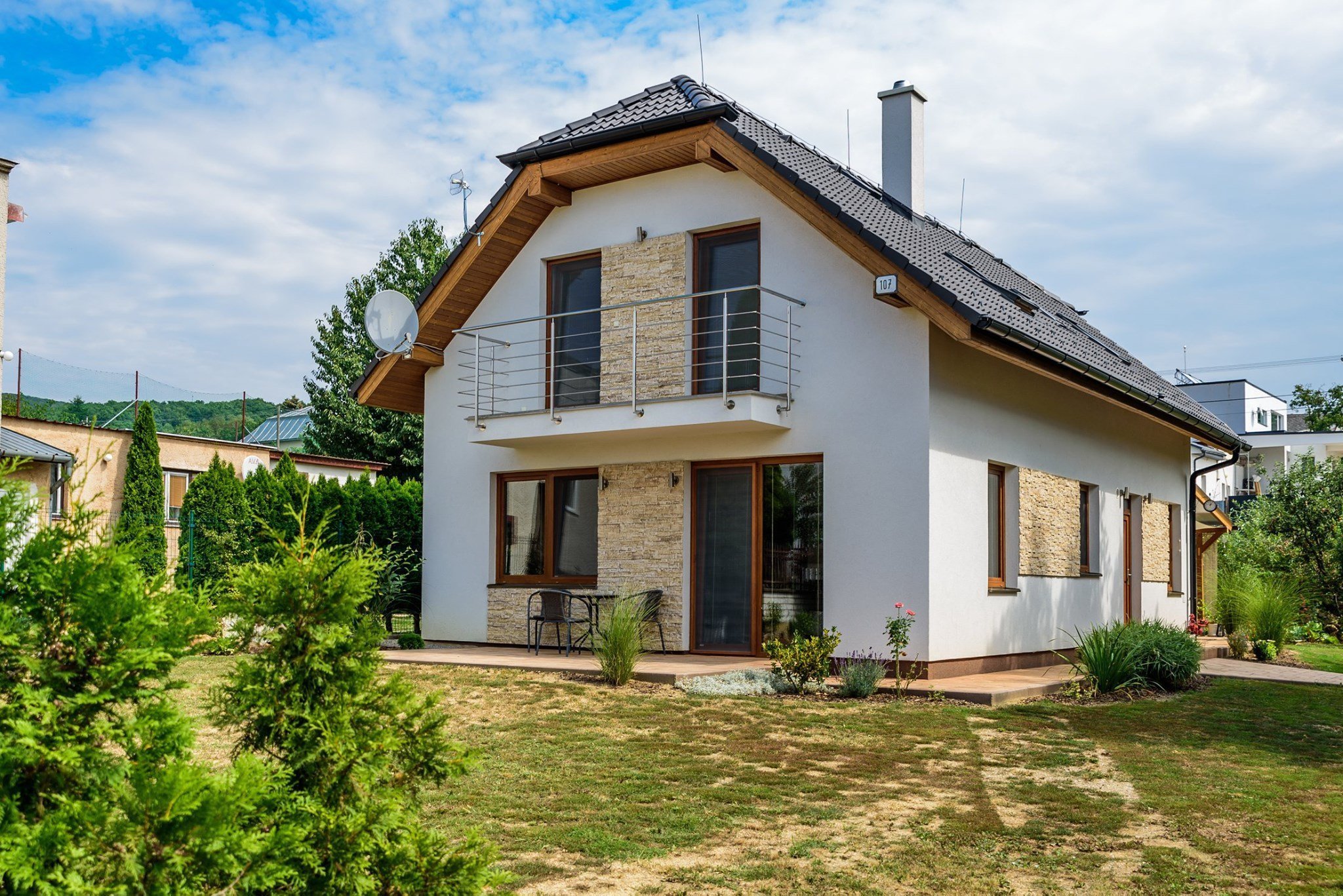 Dvoupatrový dům pro větší rodinu 5+KK , který&nbsp;jsme postavili v krásné obci Nováčady na Slovensku. Užitná plocha domu je&nbsp;104,6 m2&nbsp;a zastavěná…