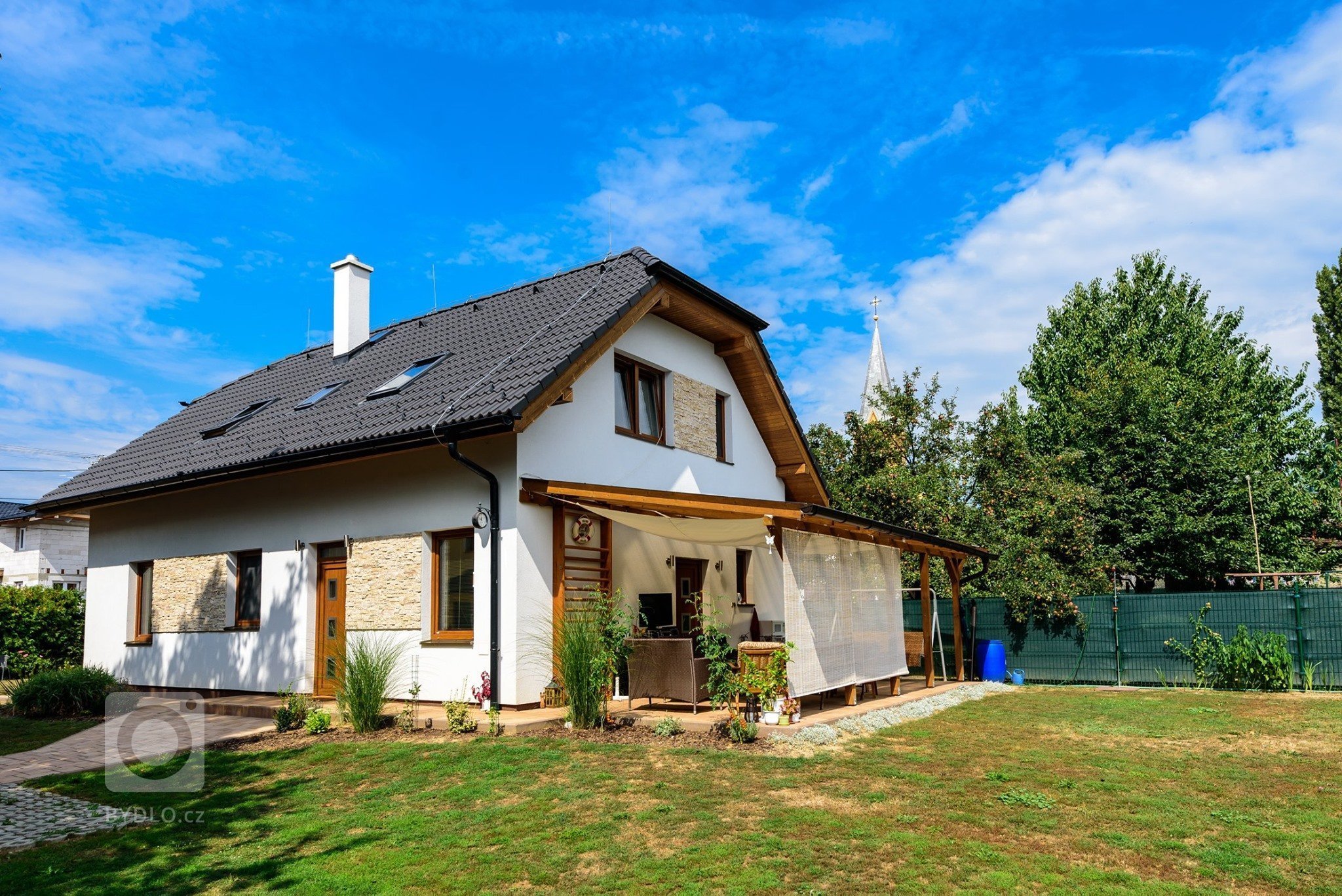 Dvoupatrový dům pro větší rodinu 5+KK , který&nbsp;jsme postavili v krásné obci Nováčady na Slovensku. Užitná plocha domu je&nbsp;104,6 m2&nbsp;a zastavěná…