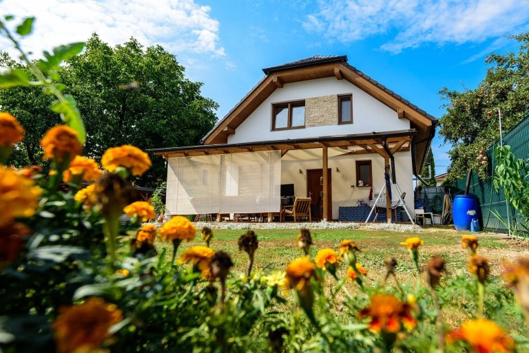 Dvoupatrový dům pro větší rodinu 5+KK , který&nbsp;jsme postavili v krásné obci Nováčady na Slovensku. Užitná plocha domu je&nbsp;104,6 m2&nbsp;a zastavěná…