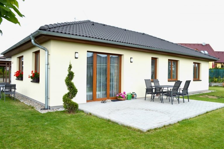 Velmi oblíbený dům typu bungalov s dispozicí 4+KK. Užitná plocha&nbsp;98,79 m2 vystačí i pro rodinu s dvěma dětmi, případně pro manžele, kteří potřebují čas od…