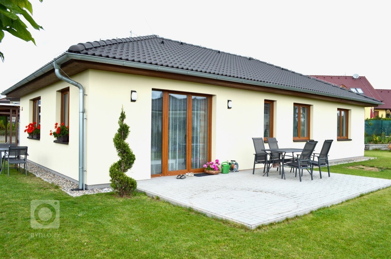 Velmi oblíbený dům typu bungalov s dispozicí 4+KK. Užitná plocha&nbsp;98,79 m2 vystačí i pro rodinu s dvěma dětmi, případně pro manžele, kteří potřebují čas od…