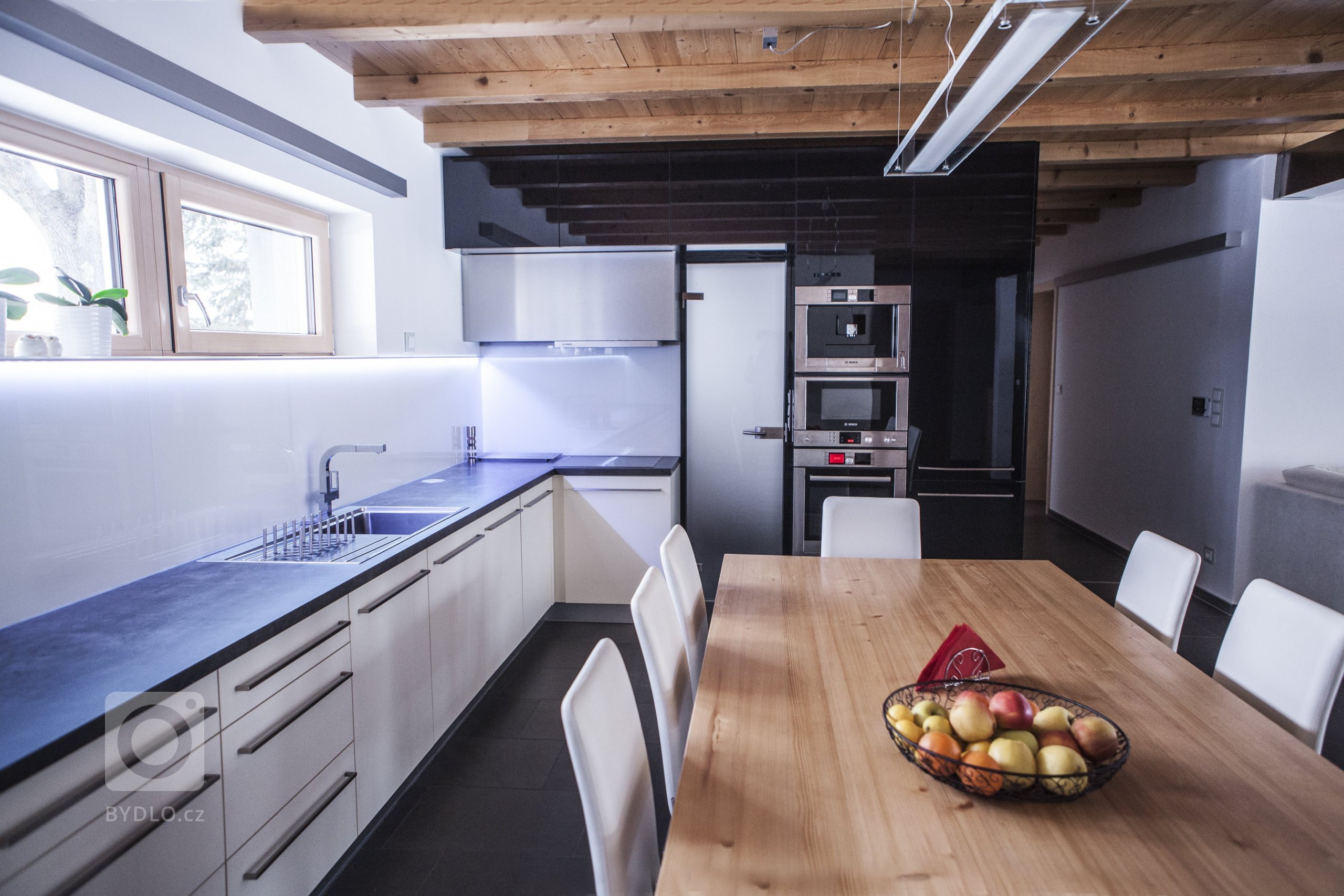 Hra linií a designu.
