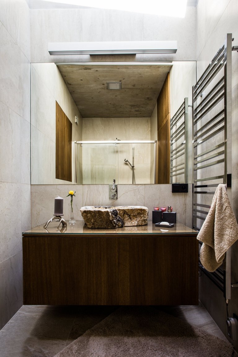 Záměrem architekta byl moderně pojatý dům maximálně přiblížit&nbsp;přírodě.

Proto byly záměrně použity dubové dýhy s viditelnými vypadanými suky a dýhy s…