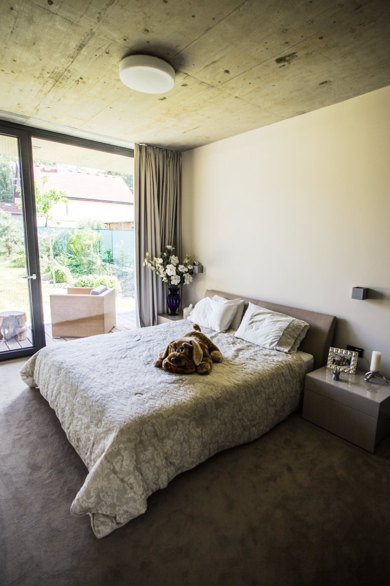 Záměrem architekta byl moderně pojatý dům maximálně přiblížit&nbsp;přírodě.

Proto byly záměrně použity dubové dýhy s viditelnými vypadanými suky a dýhy s…