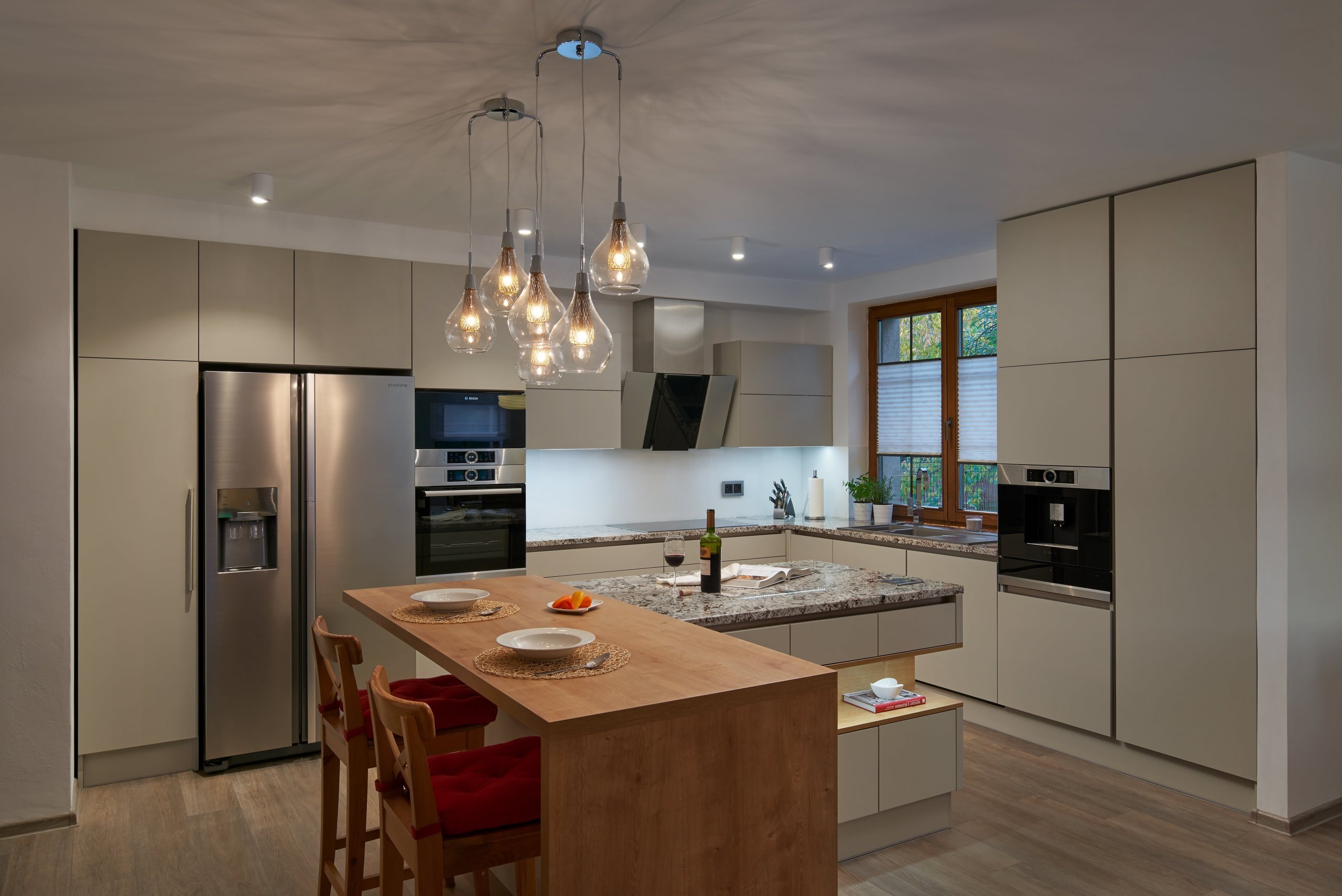 Hlavní myšlenkou návrhu byla elegance, nadčasovost, funkčnost a v neposlední řadě dostatek úložných prostor.
Z původního vybavení chtěli majitelé ponechat…