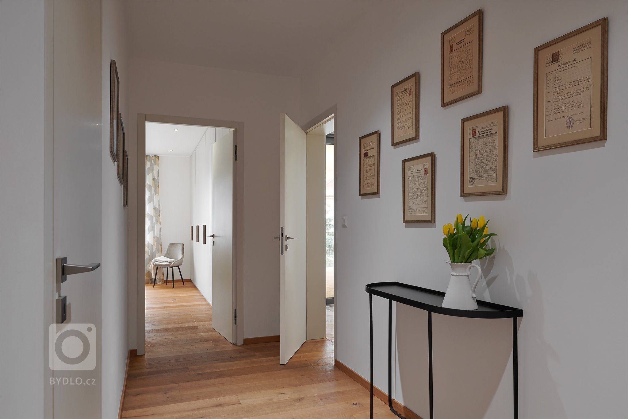 Velkometrážní byt ve druhém patře rezidenčního bytového domu v&nbsp;klidné části Prahy nabízí dostatek prostoru pro bydlení, práci i relaxaci čtyřčlenné rodiny…