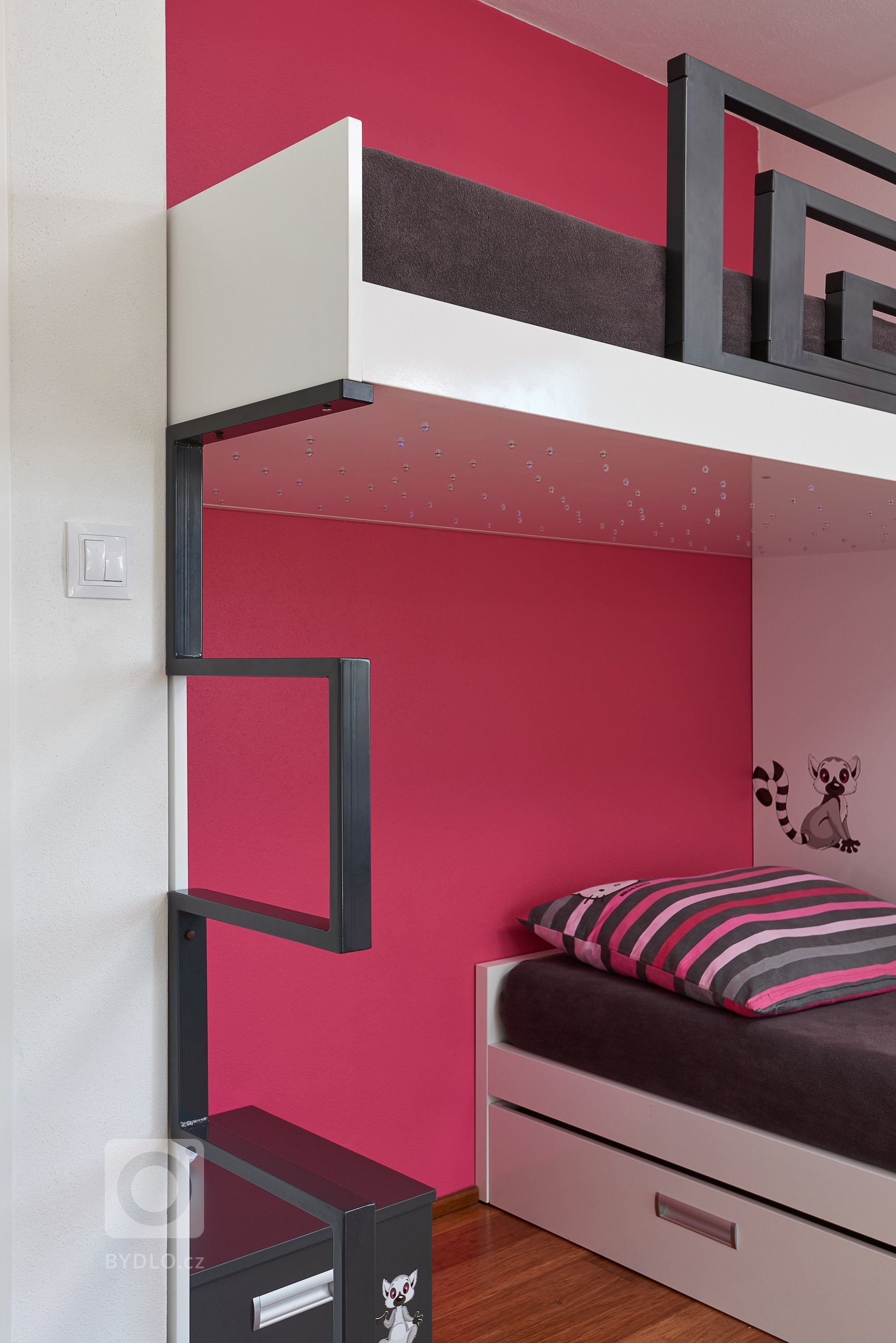 Pokojíček pro dvě holčičky (5 a 9 let) s požadavkem na dostatek úložných prostor. Z oblíbených témat dětí (lemuři a Hello Kitty) vzešla jasná barevná kombinace…