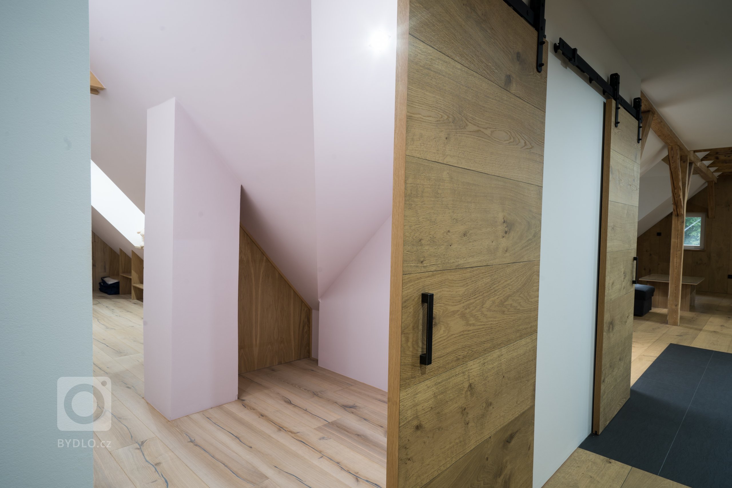 Pokládka podlah&nbsp;od výrobců&nbsp;Meister&nbsp;a&nbsp;Princ Parket&nbsp;s využitím velkoformátových dubových podlah, které jsou celoplošně lepené a umožňují…