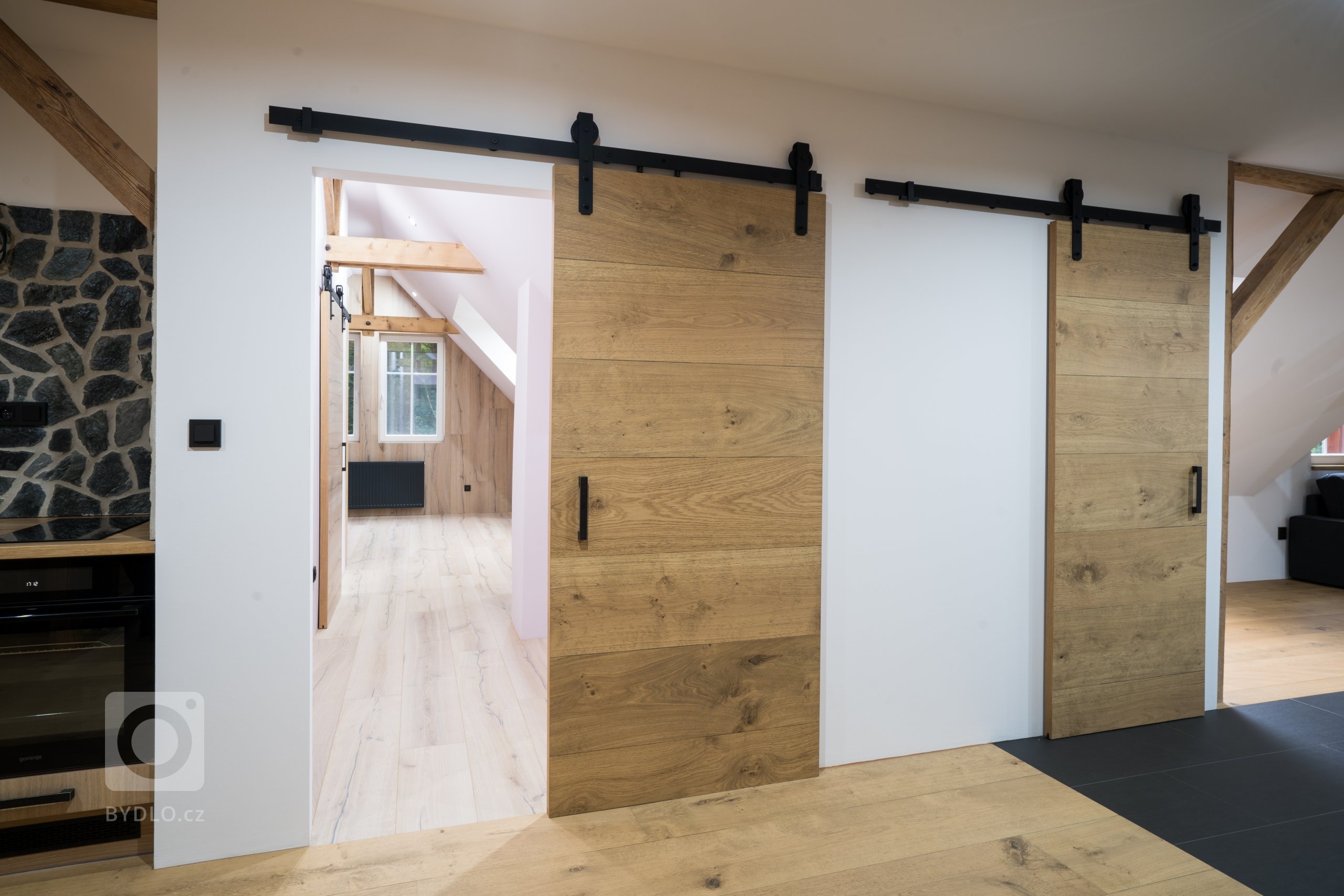 Pokládka podlah&nbsp;od výrobců&nbsp;Meister&nbsp;a&nbsp;Princ Parket&nbsp;s využitím velkoformátových dubových podlah, které jsou celoplošně lepené a umožňují…