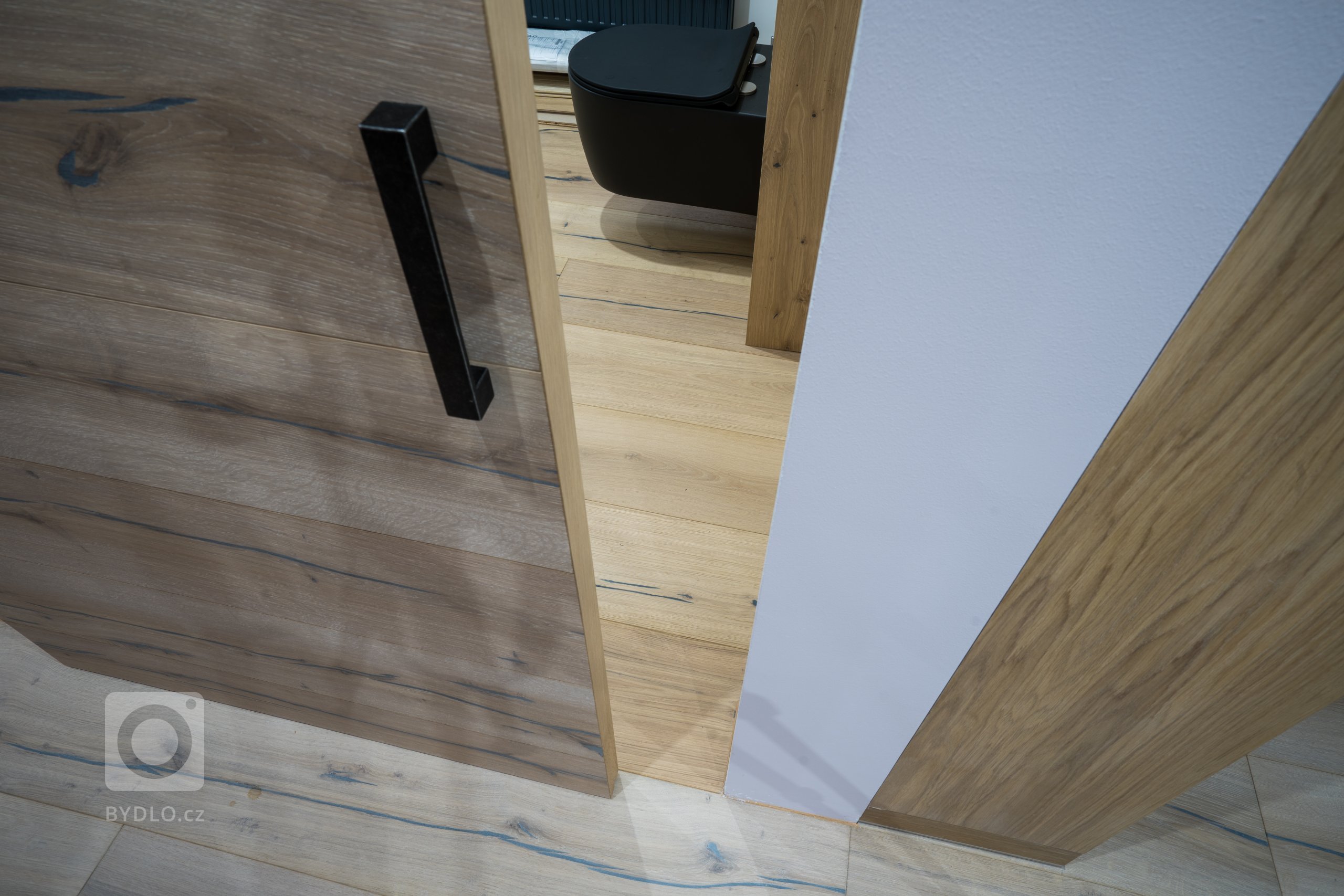 Pokládka podlah&nbsp;od výrobců&nbsp;Meister&nbsp;a&nbsp;Princ Parket&nbsp;s využitím velkoformátových dubových podlah, které jsou celoplošně lepené a umožňují…